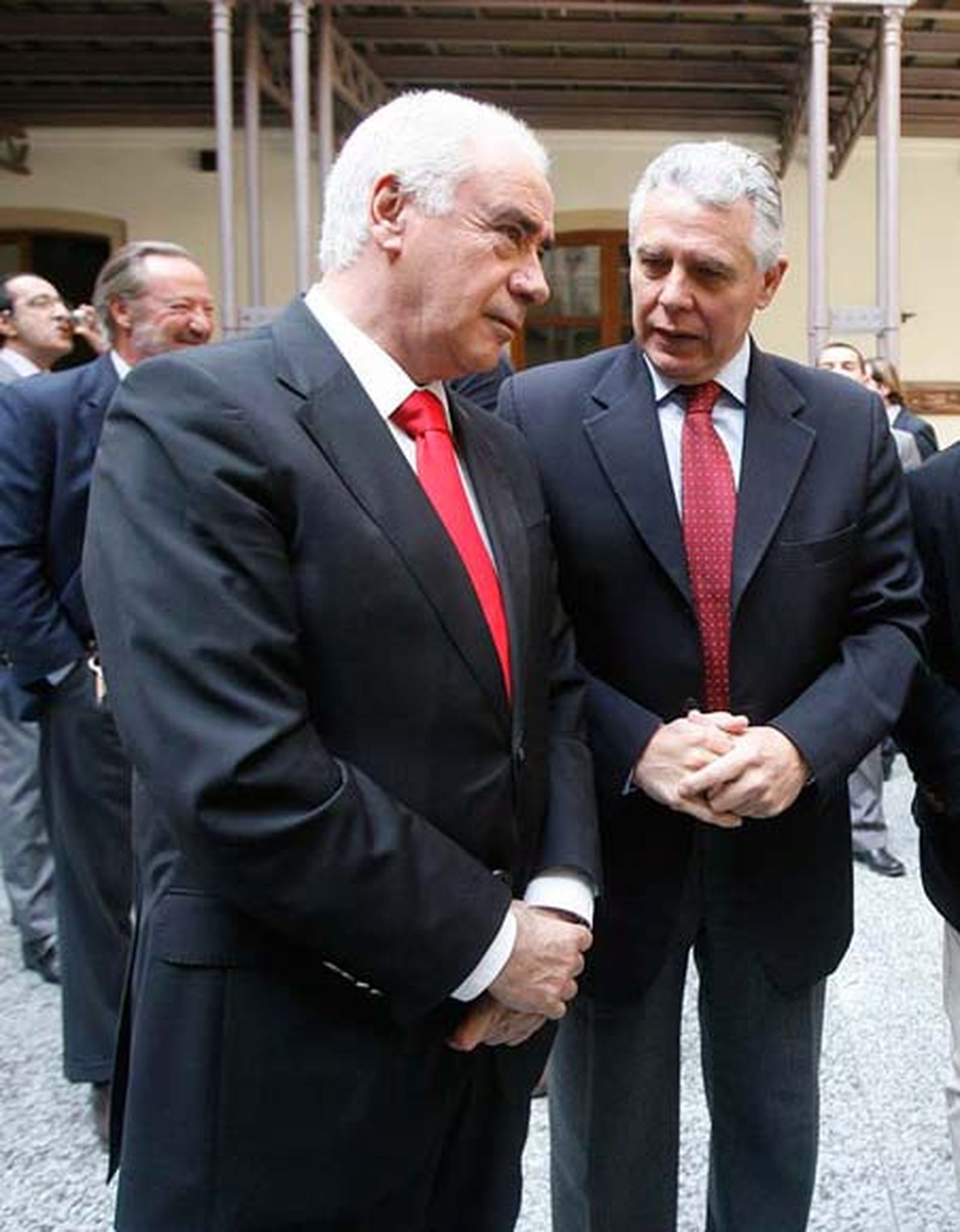 El ponente del Foro Joly, Luciano Alonso, consejero de Turismo, Comercio y Deporte, junto a Francisco Menacho, consejero de Gobernación y Justicia.

Foto: Julio Gonzalez-Joaquin Pino-Jose Braza