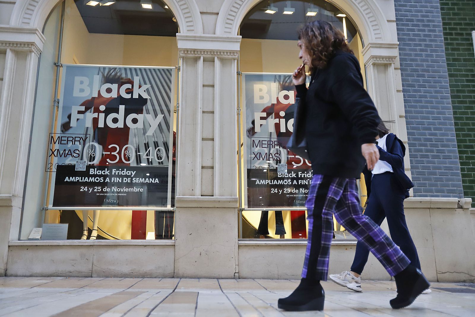 Ambiente en las calles del centro de Huelva con el Black Friday