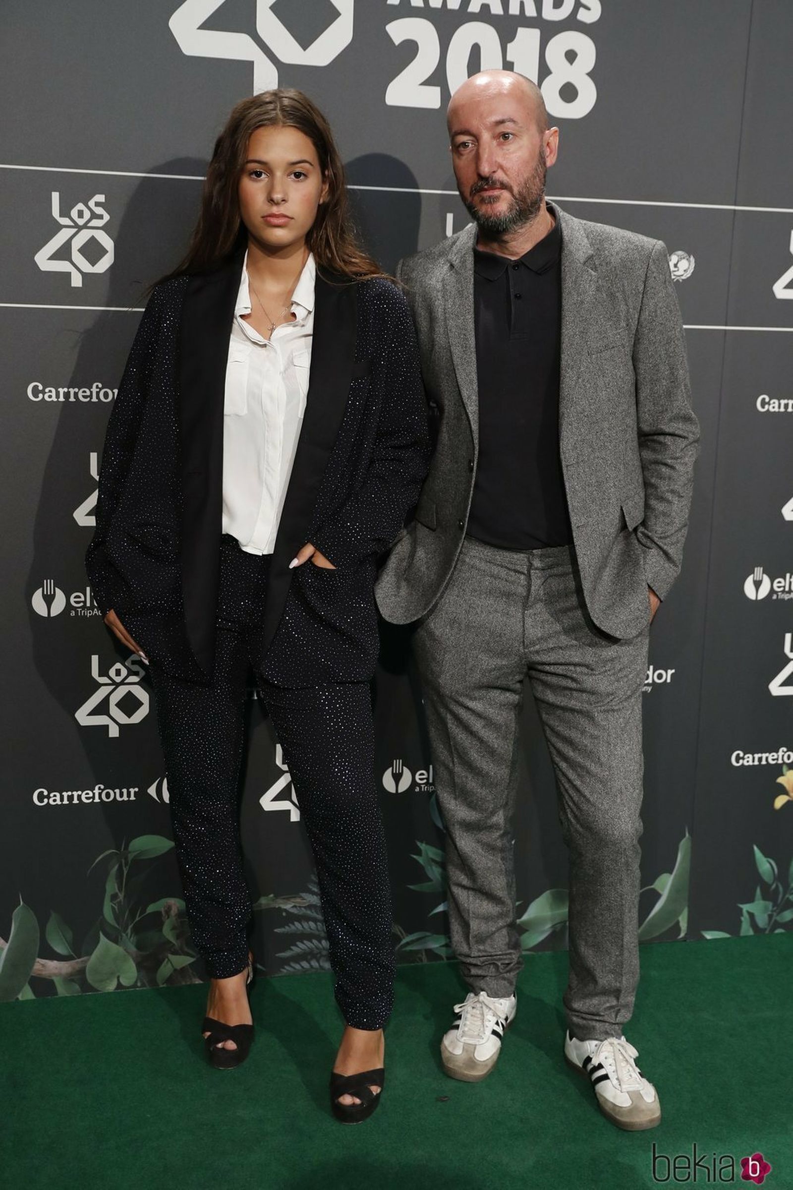 Con su padre, el cineasta y músico Diego Postigo.