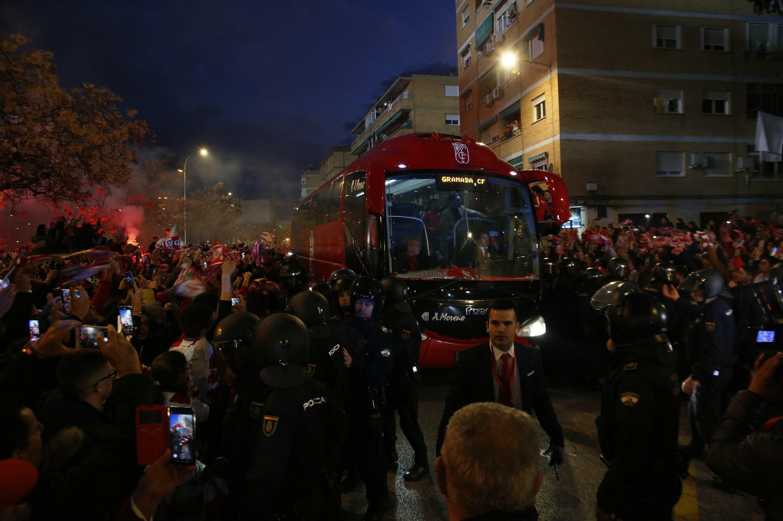 Apoteósico recibimiento a la plantilla del Granada