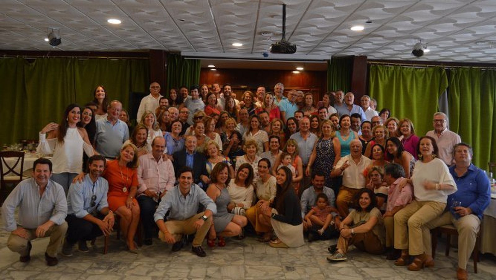 El grupo de  descendientes de Antonio y Nicolasa Vela Pérez-Blanco que acudieron al primer encuentro familiar en el Club Naval de Oficiales en San Fernado. Entre los presentes, las ramas familiares Vela Barca, Vela de la Flor, Vela Espina, Garesse Vela, Luque Vela, Vela Carrasco, Vela Fernández, González-Espina Vela, Sánchez Ferragut Serrano y Jiménez Vela, entre otros.