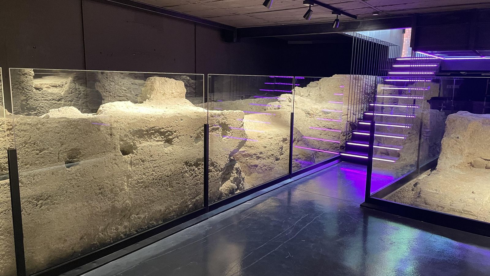 Muralla nazarí en el subterráneo