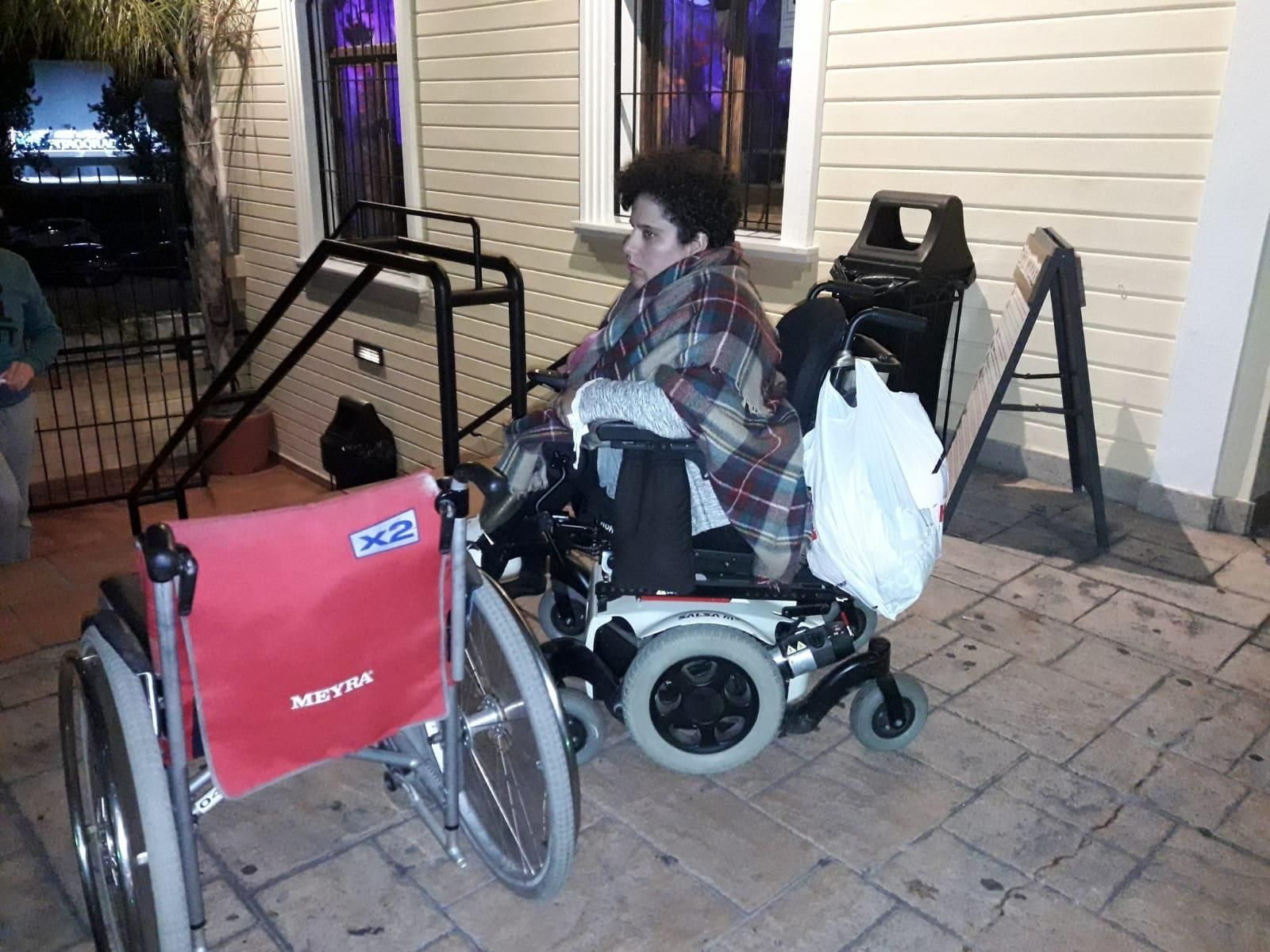 Mariam Antonete en su silla junto a la que tuvo que usar para salir del centro comercial. Mariam Antonete en su silla junto a la que tuvo que usar para salir del centro comercial.