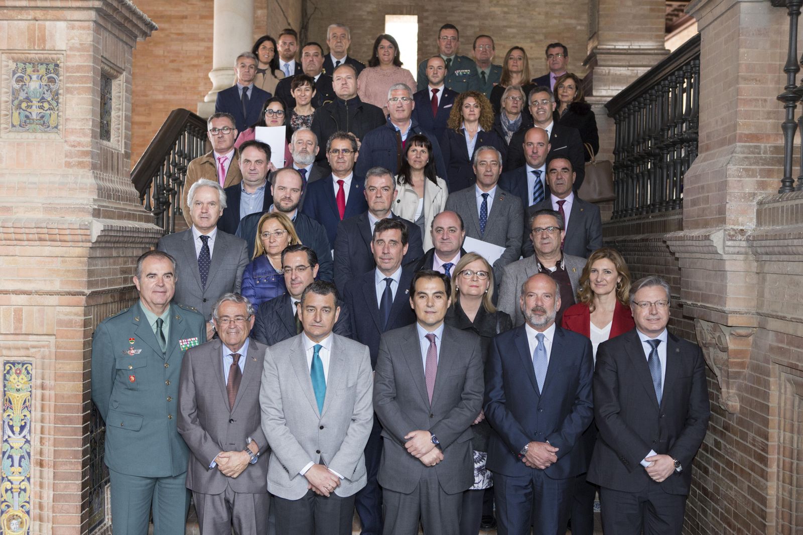 José Antonio Nieto (3d), junto al delegado del Gobierno en Andalucía, Antonio Sanz (3I), tras la firma de  un convenio de colaboración para que la Policía Local se incorpore al sistema de seguimiento de casos de violencia de género (VioGén).