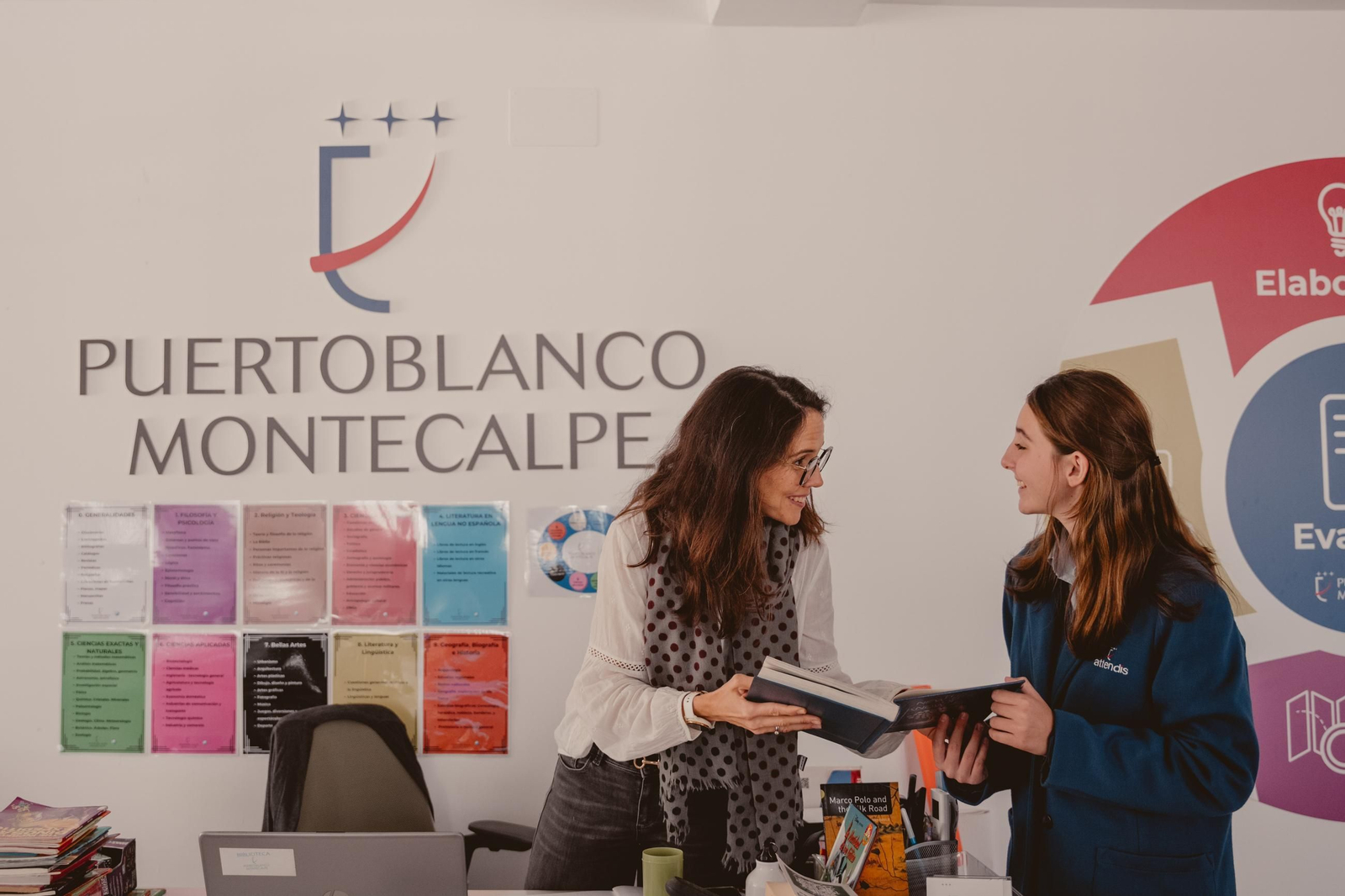 Profesora y alumna en el colegio Puertoblanco-Montecalpe.