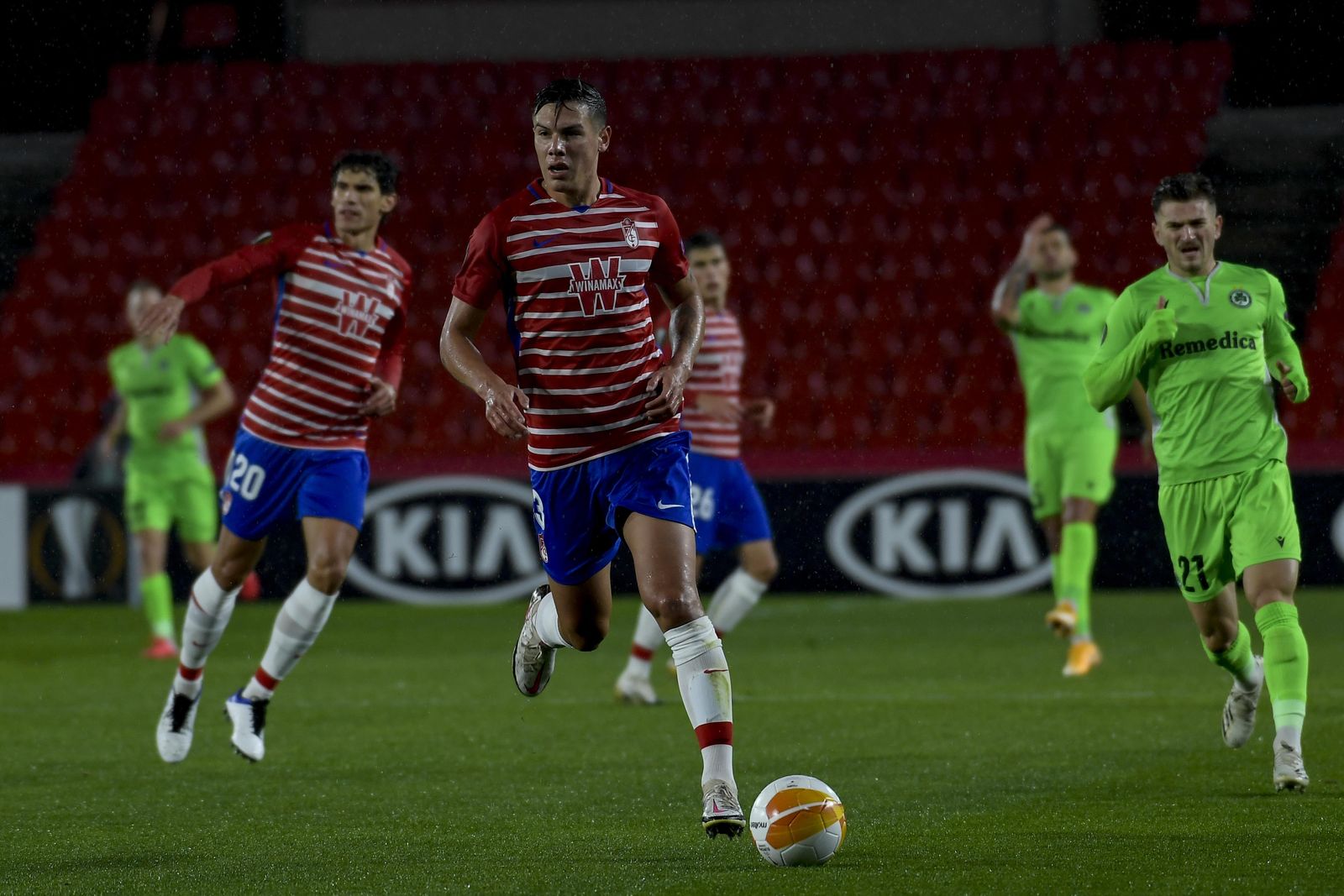Nehuén, con Vallejo y Soro a su espalda.
