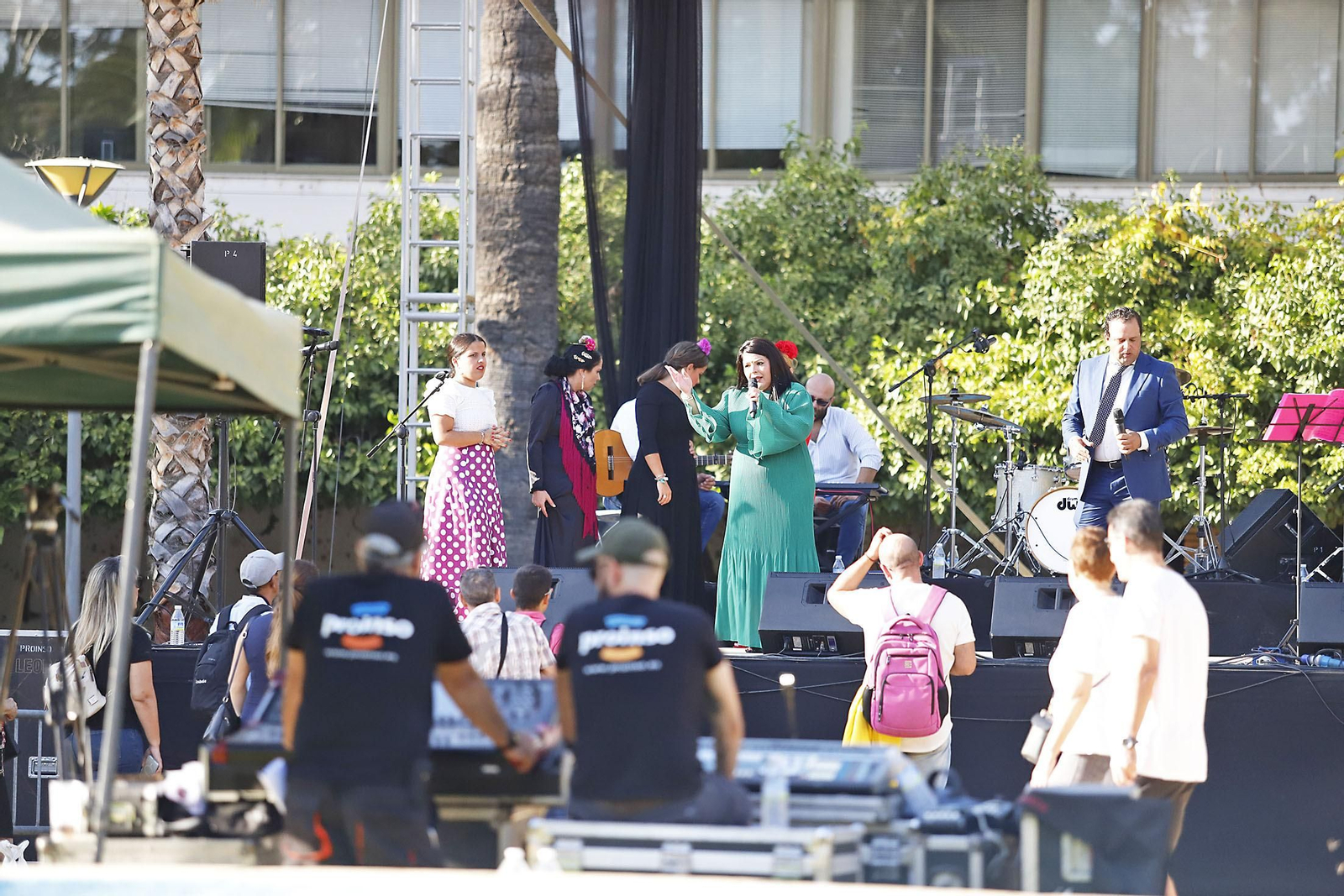 Imágenes de la Feria de las Sevillanas en los jardines del muelle