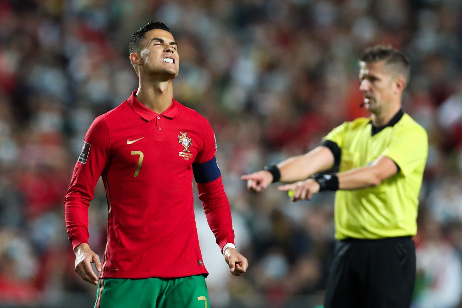 El portugués Cristiano Ronaldo se lamenta en un partido de la fase de clasificación.