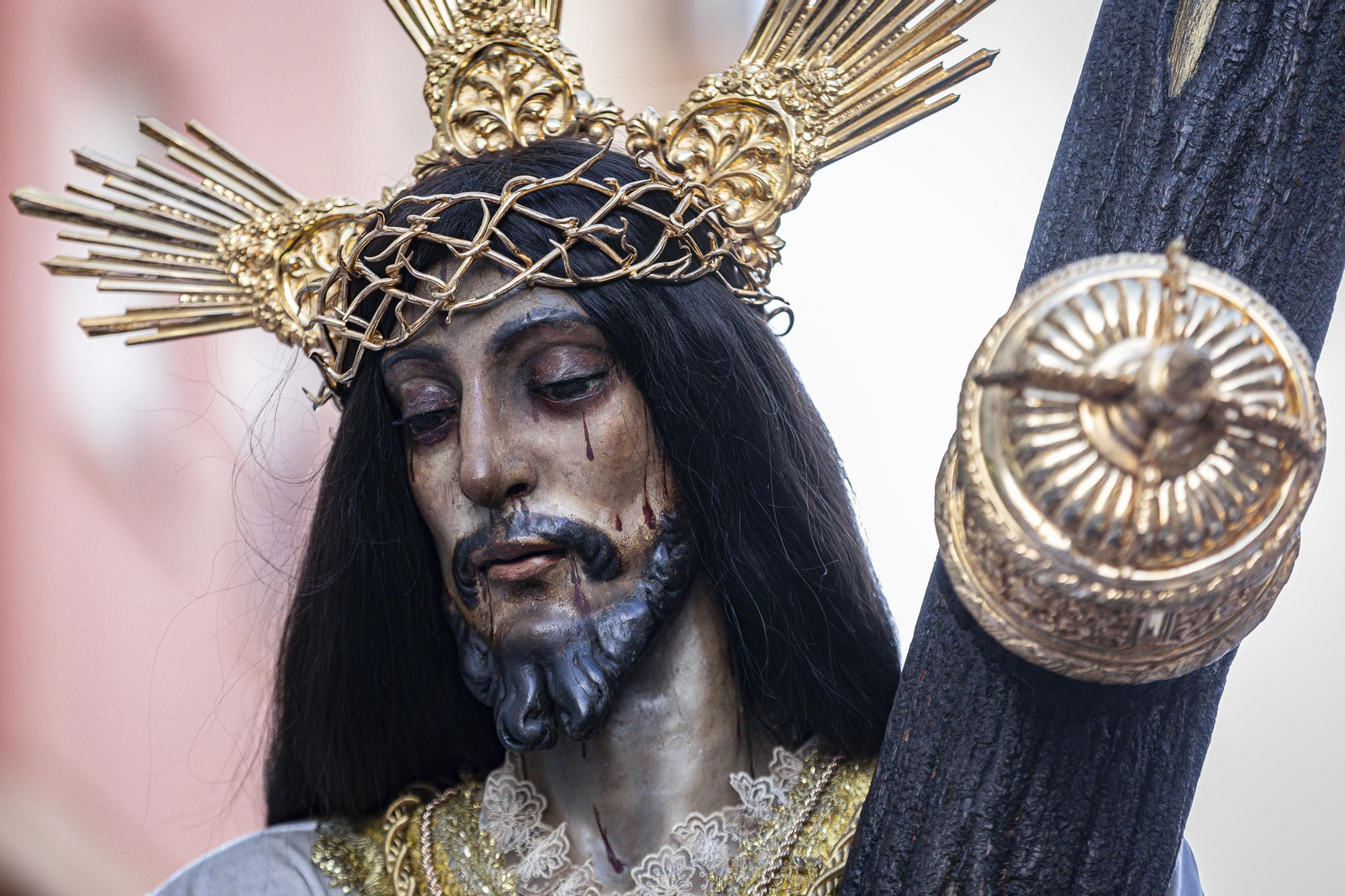 Las imágenes de la histórica visita del Nazareno de Santa María al hospital Puerta del Mar de Cádiz