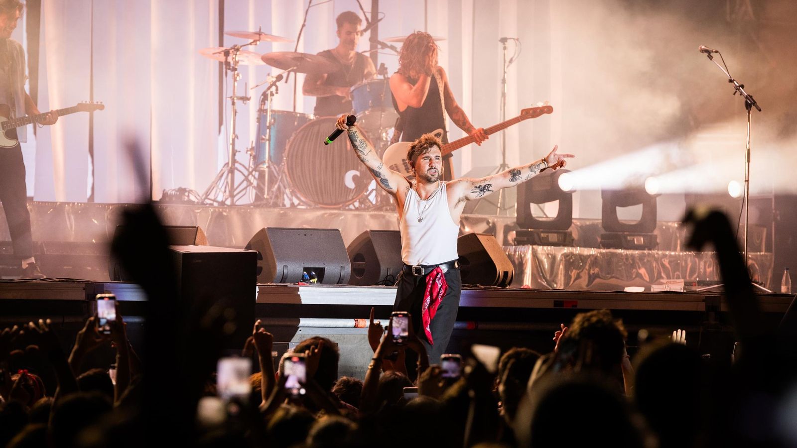 Dani Fernández lo dio todo sobre el escenario principal.