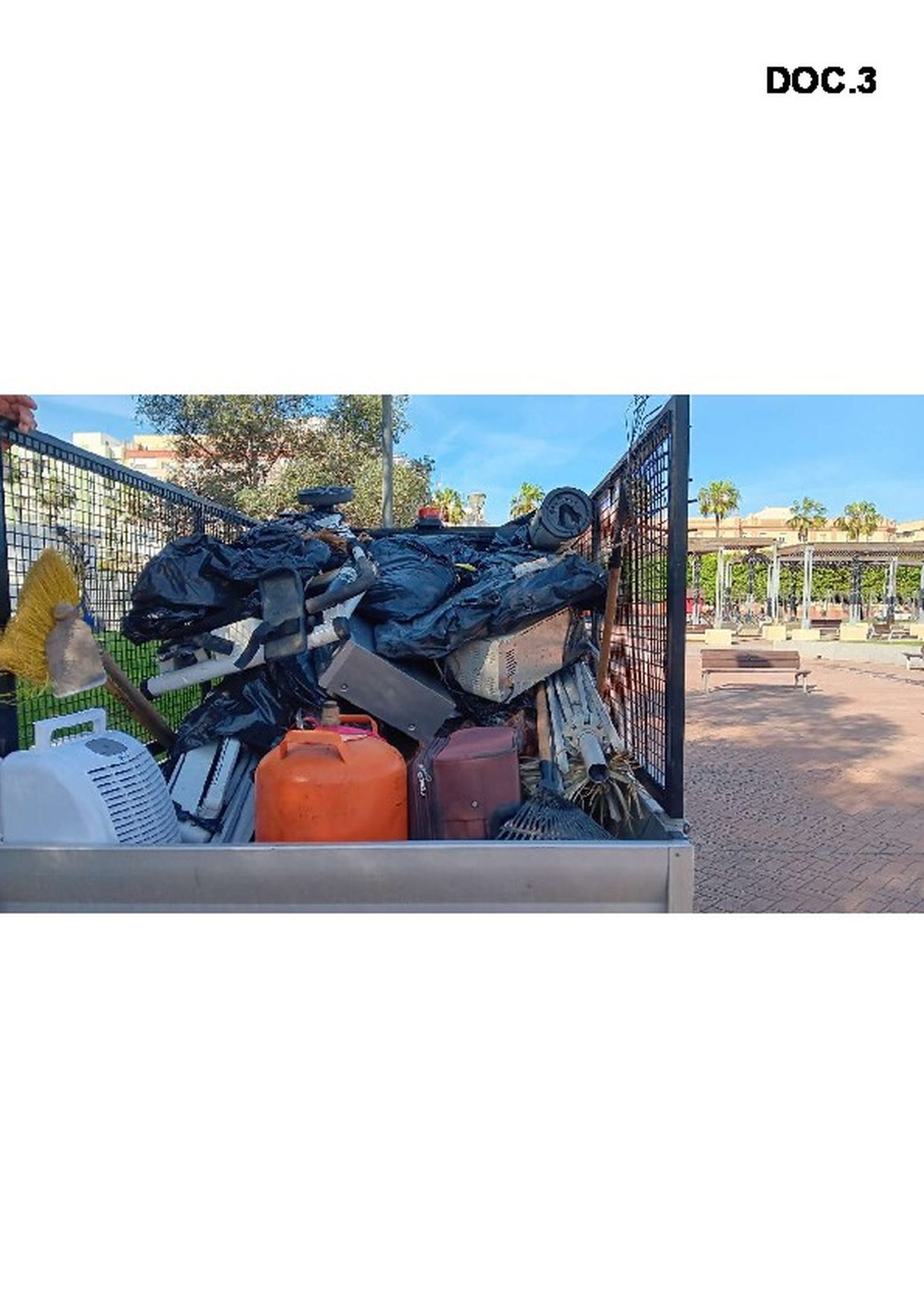 Enseres retirados a pesonas sin hogar que terminarán en la basura.