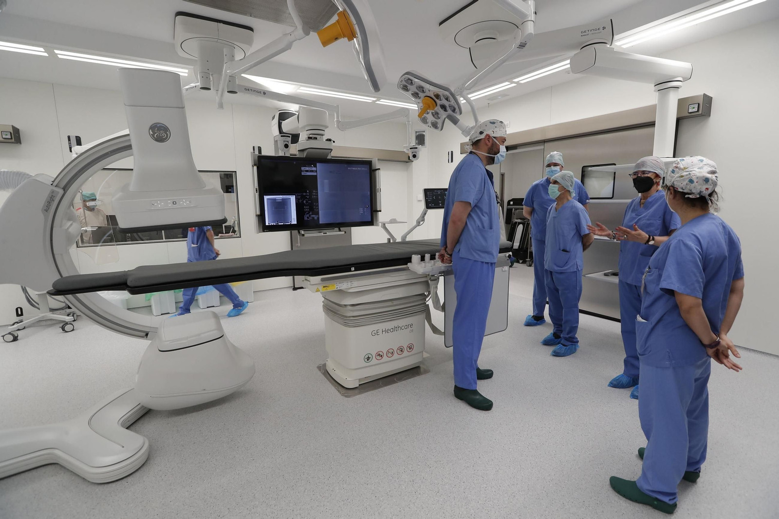 Médicos en un quirófano.