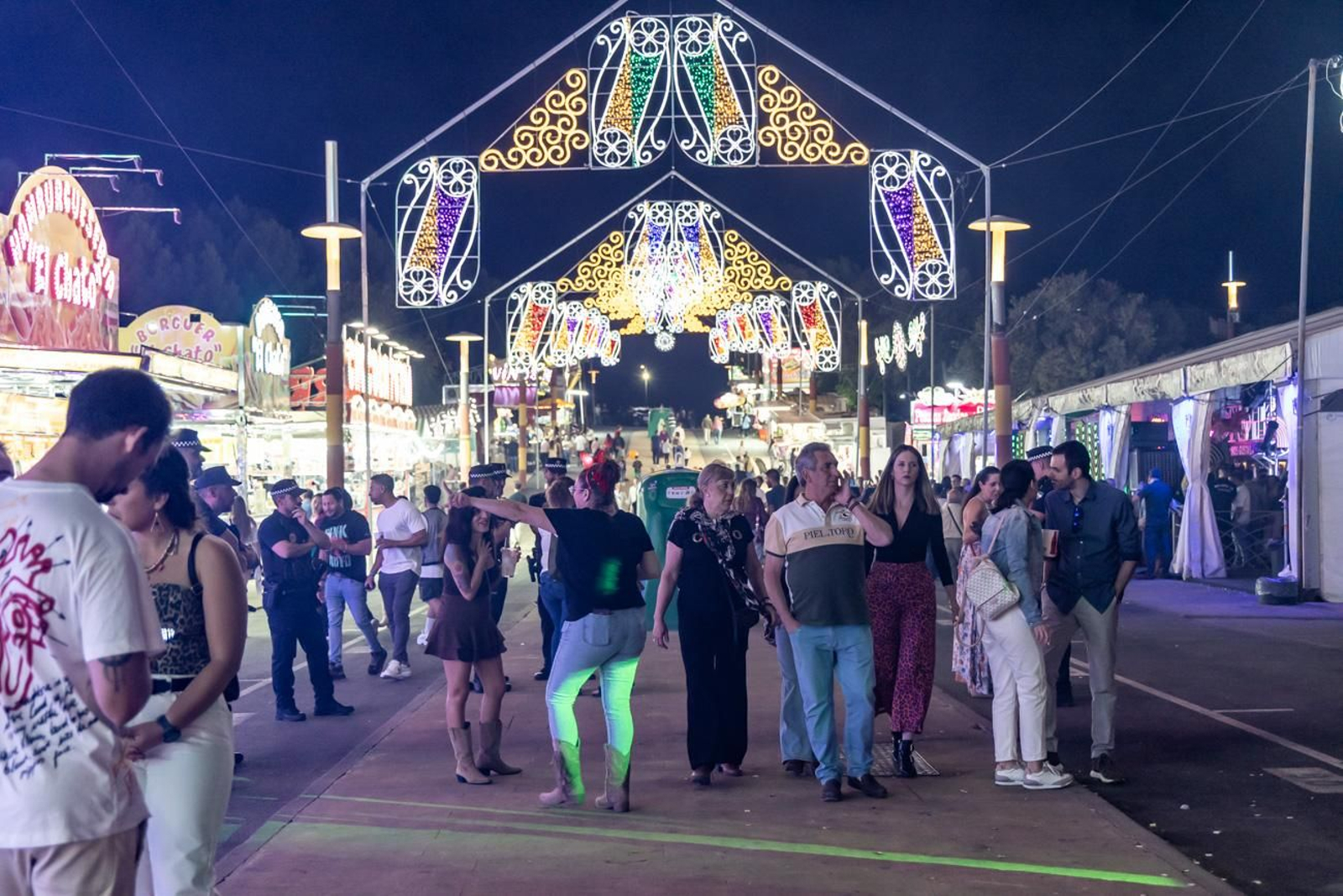 Los jiennenses disfrutan una noche más de la Feria de San Lucas