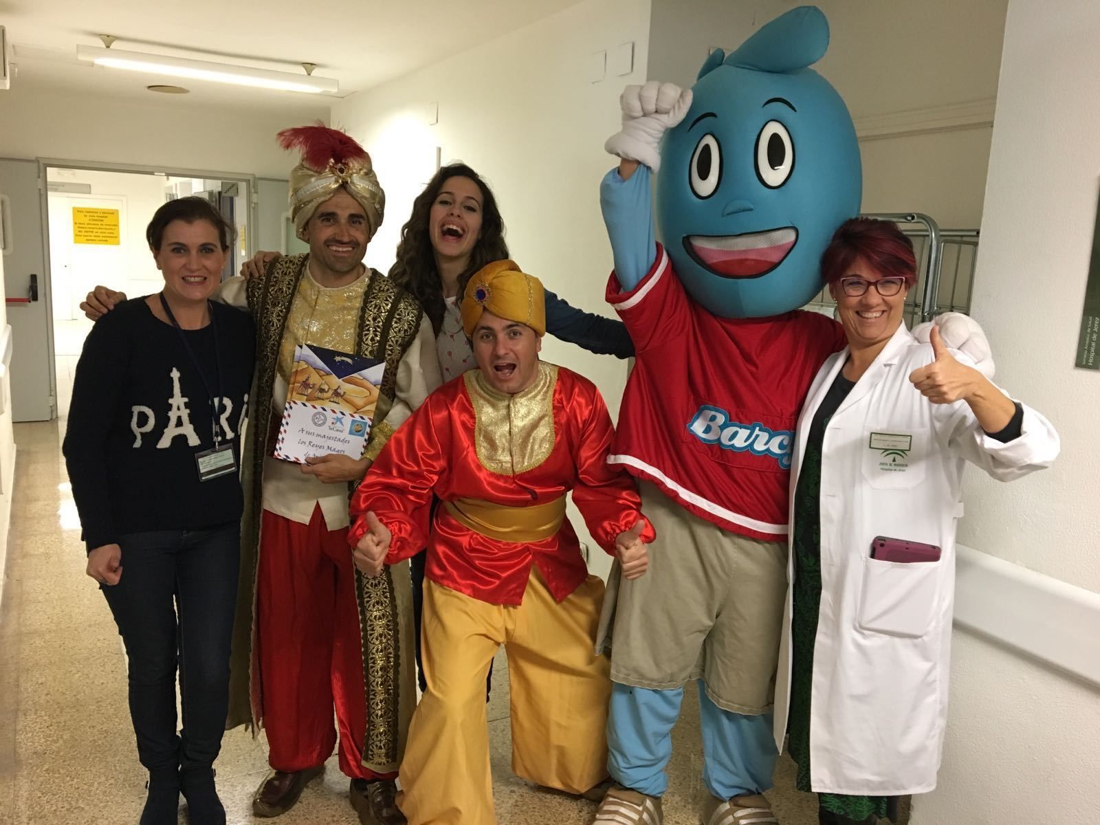 Personal del hospital con componentes de La Caravana de la Salud de La Banda, durante su visita a Jerez.