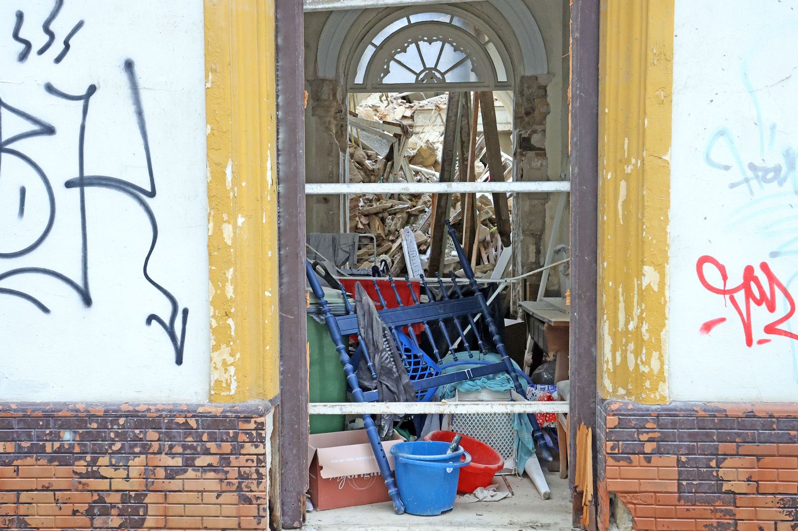 Imágenes del derrumbe en una casa okupada en Jerez