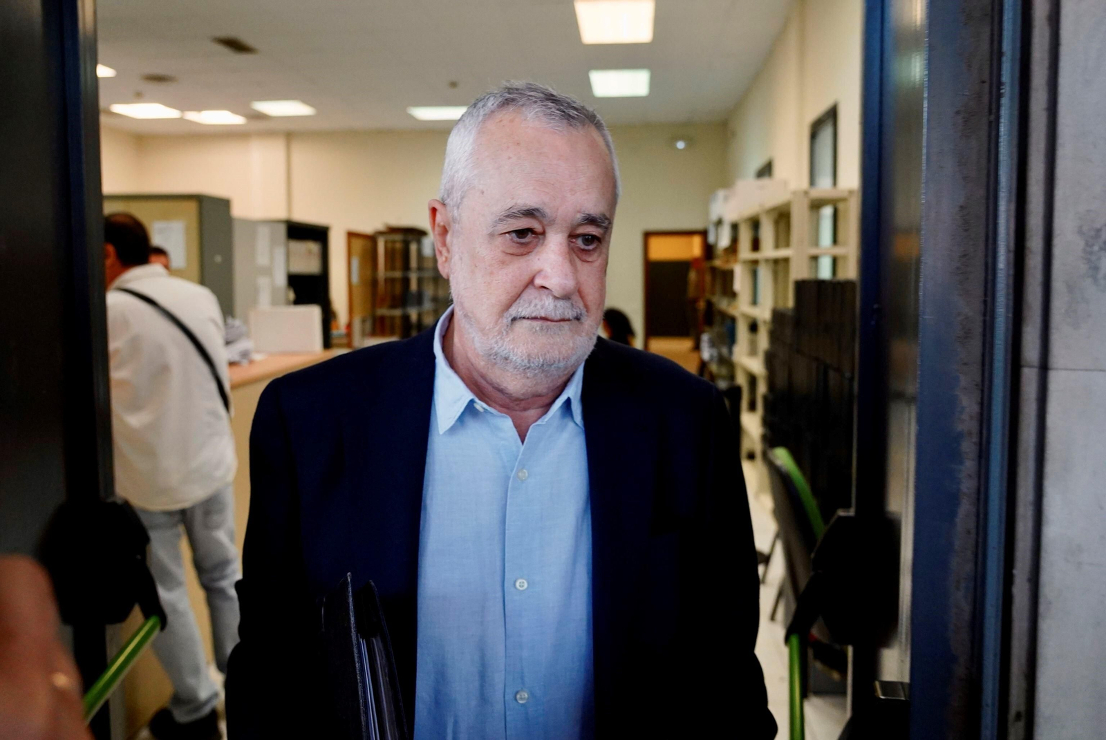 El ex presidente de la Junta José Antonio Griñán, a la salida de los juzgados.