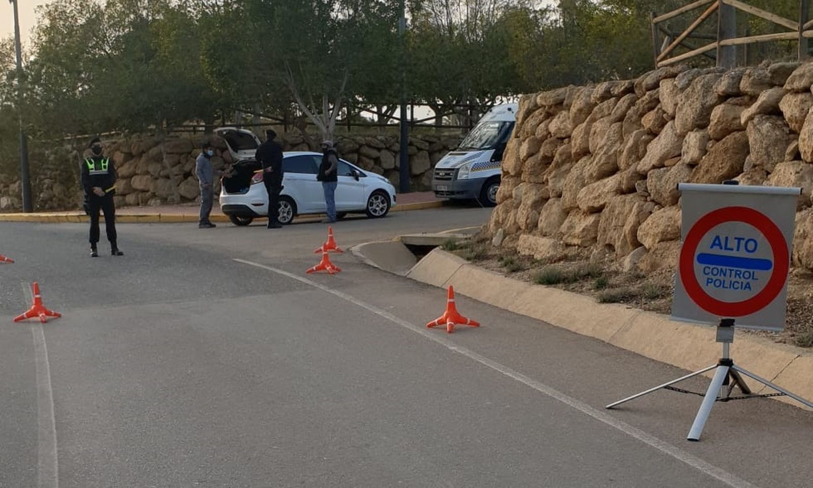 Control de la Policía Local en uno de los accesos a Vera, uno de los municipios que seguirá confinado.