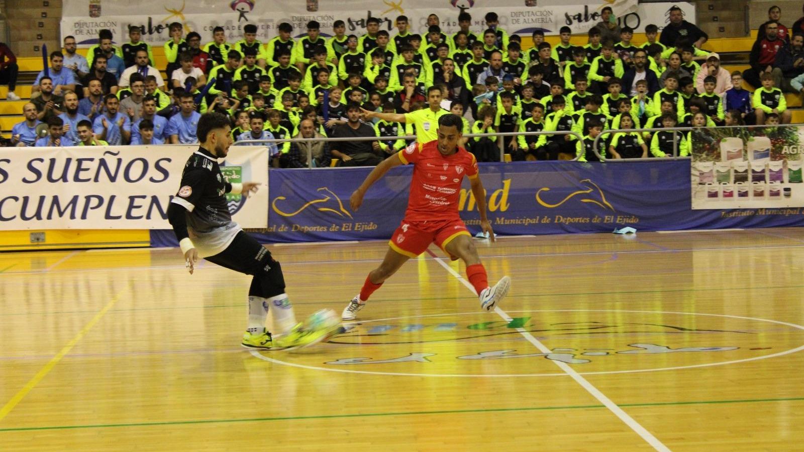 Manolo subiendo con el esférico hasta la divisoria