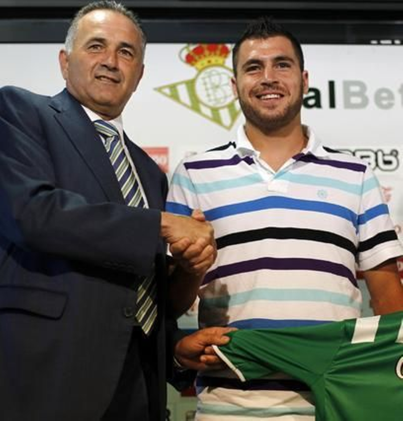 Presentación del nuevo jugador bético, Javier Chica.

Foto: Antonio Pizarro