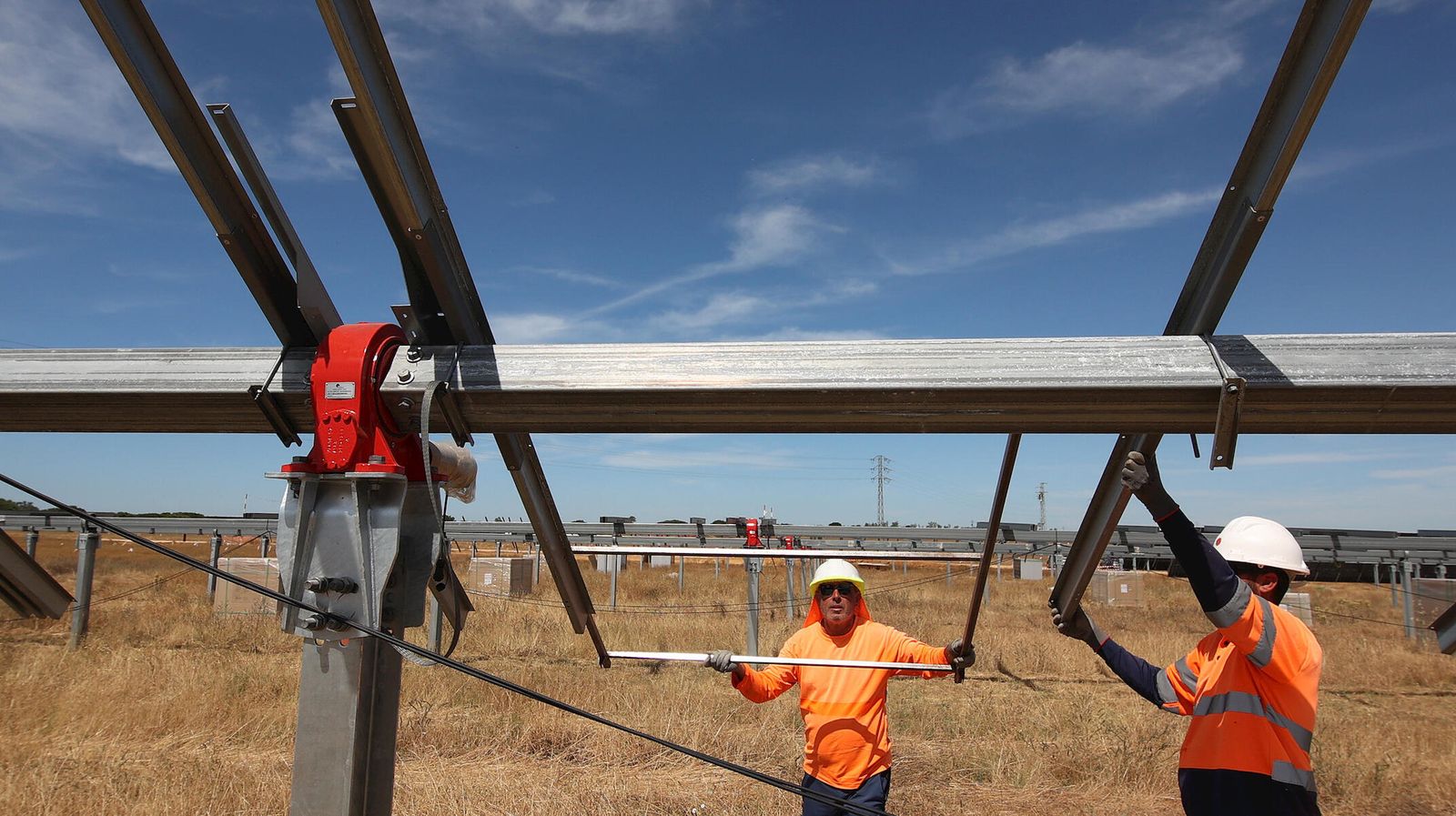 Dos operarios instalando los seguidores sobre los que se colocarán los paneles de una de las plantas fotovoltaicas que se construye en Jerez.