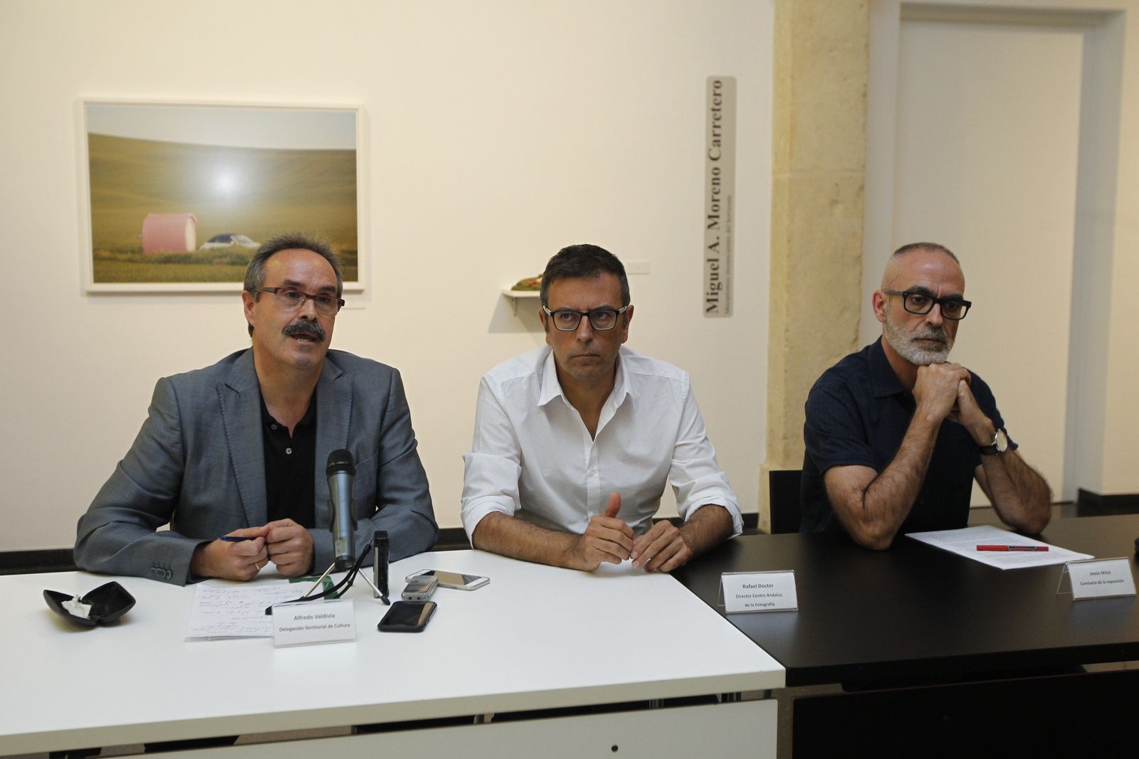 Alfredo Valdivia junto a Rafael Doctor y Jesús Micó, comisario de la exposición.