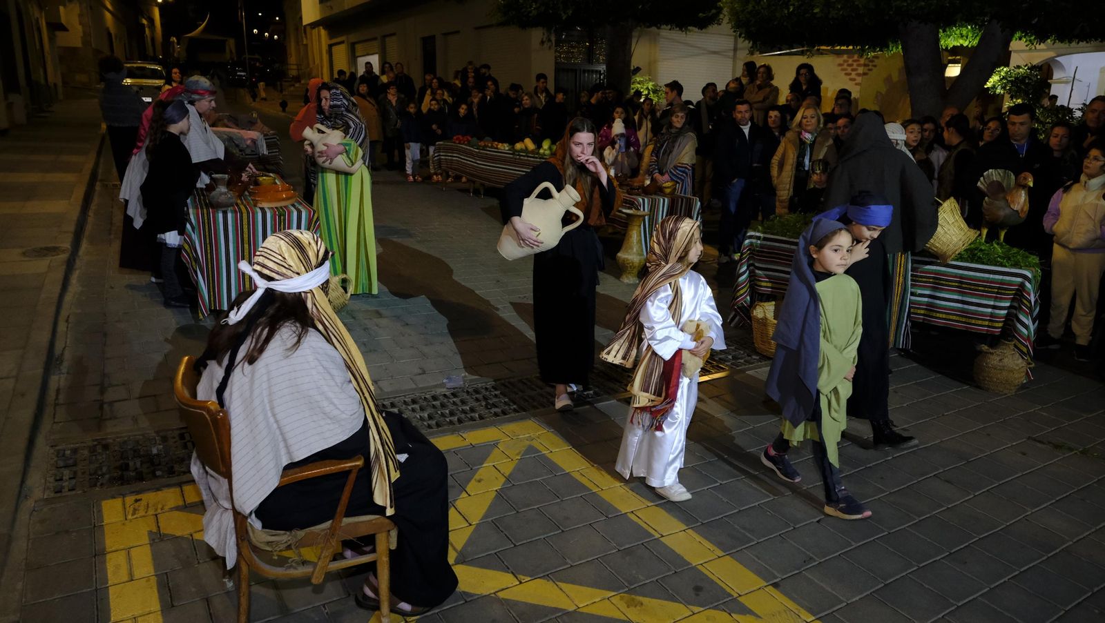 El Belén viviente de Gádor abarrota de público la plaza del pueblo, en imágenes