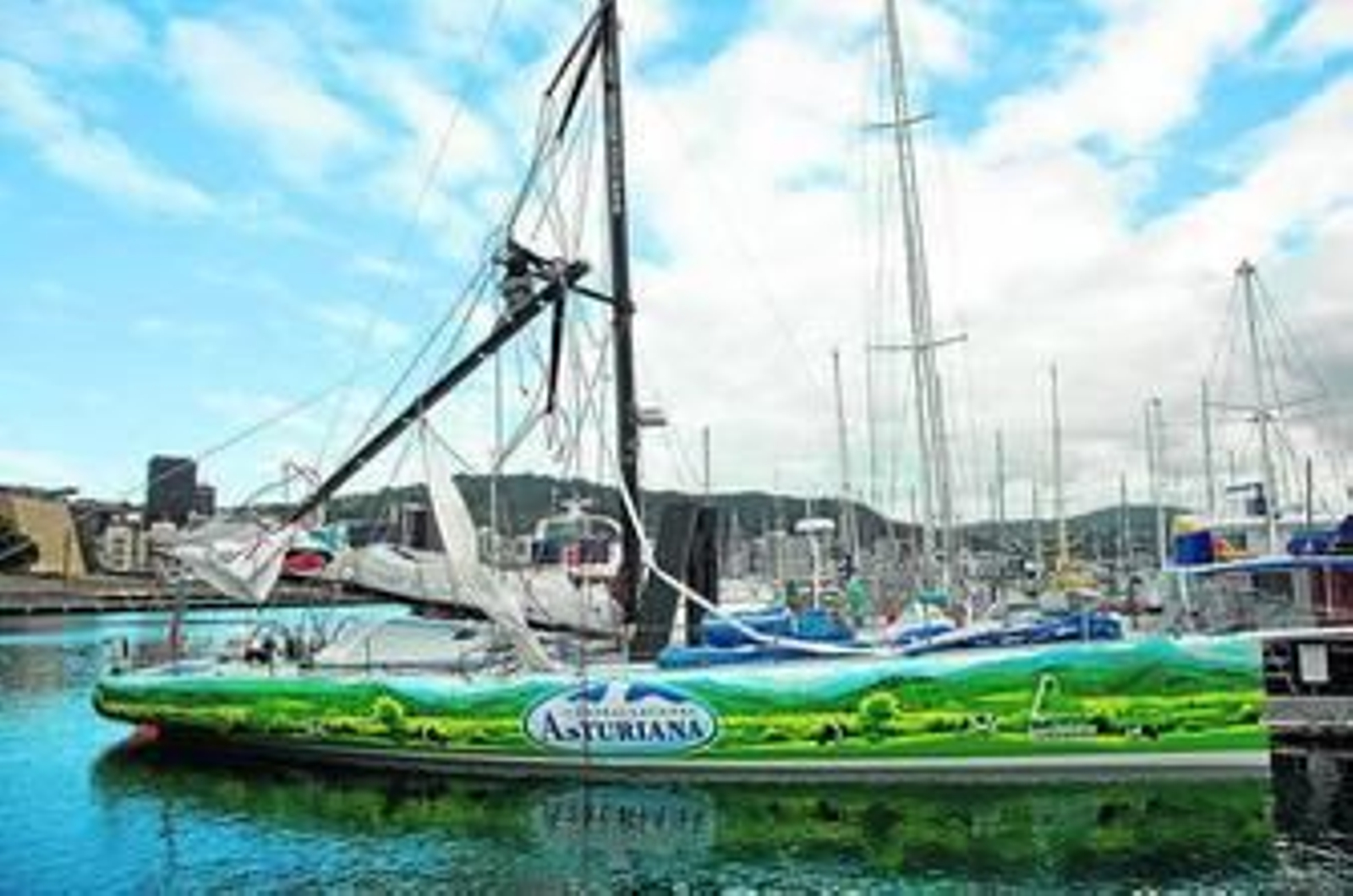 Estado actual del 'Central Lechera Asturiana', con el mástil roto en Wellington.