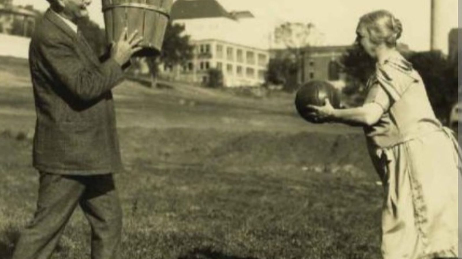 Naismith y su segunda esposa, con un cesto pionero, en un posado en los años 30