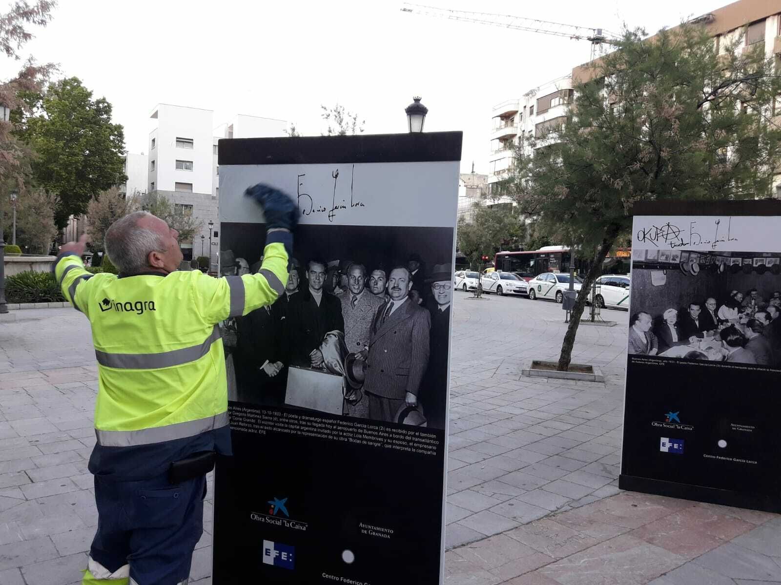 Limpian los grafitis vandálicos en la muestra sobre Lorca en el centro.
