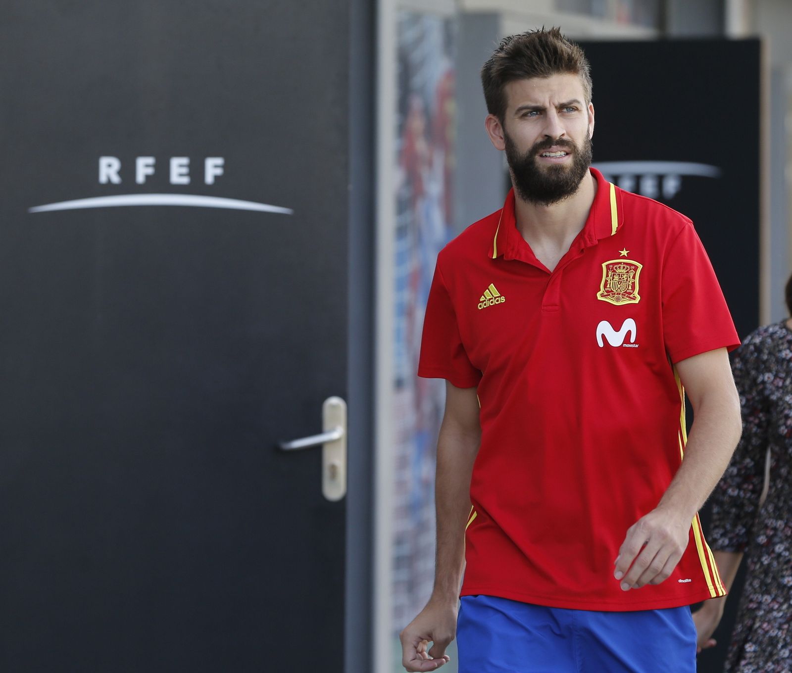 Piqué  ofrece sus explicaciones