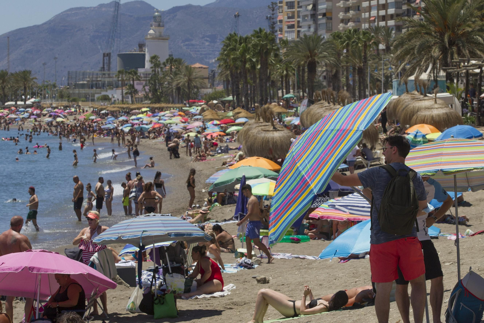 Lleno absoluto este domingo en las playas malagueñas, en fotos