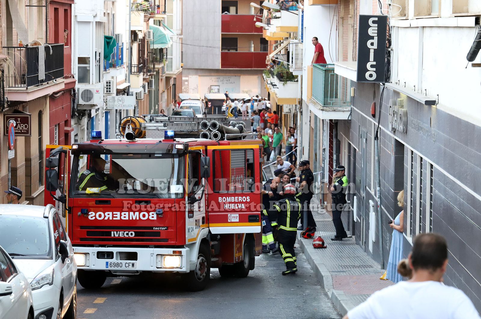 Imágenes del incendio de una vivienda en la calle Ciudadela