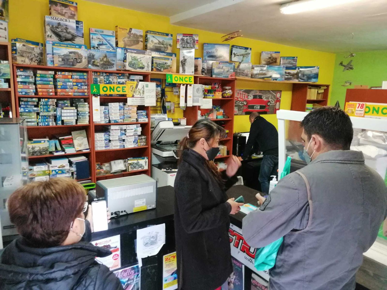 Clientes de la Cospitsaría Rafael a la espera de poder imprimir el certificado Covid.