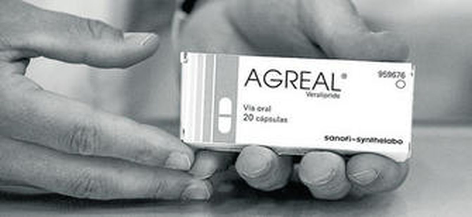 Una mujer sujeta una caja del medicamento que provocó secuelas.