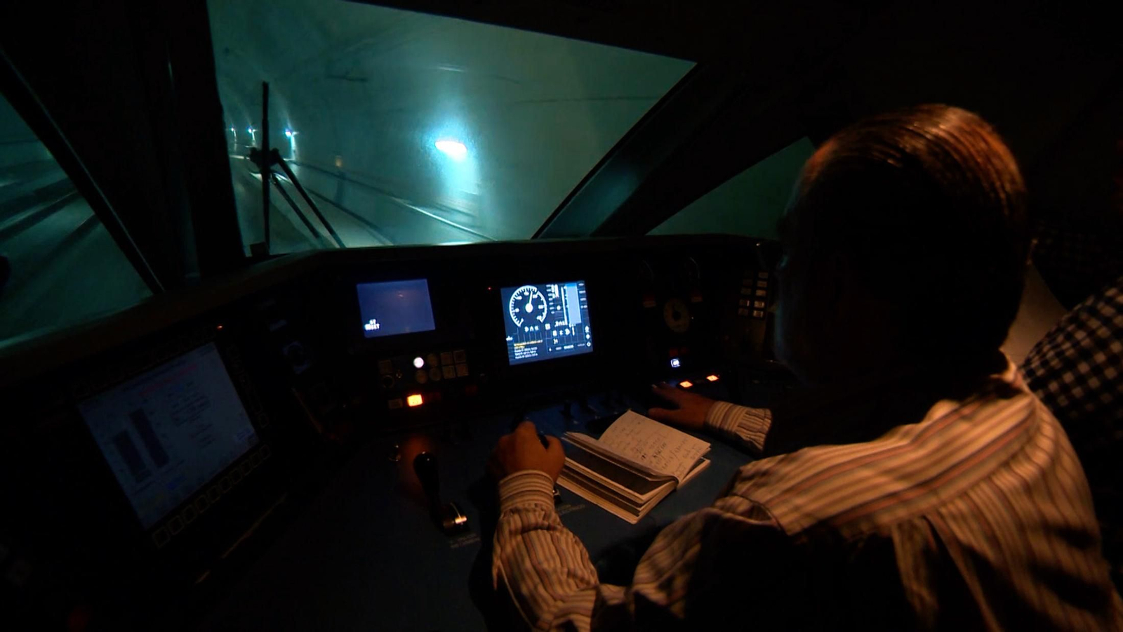 Un maquinista en la cabina