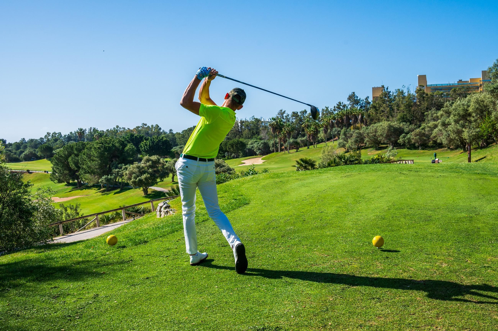 Un golfista en un campo de golf.