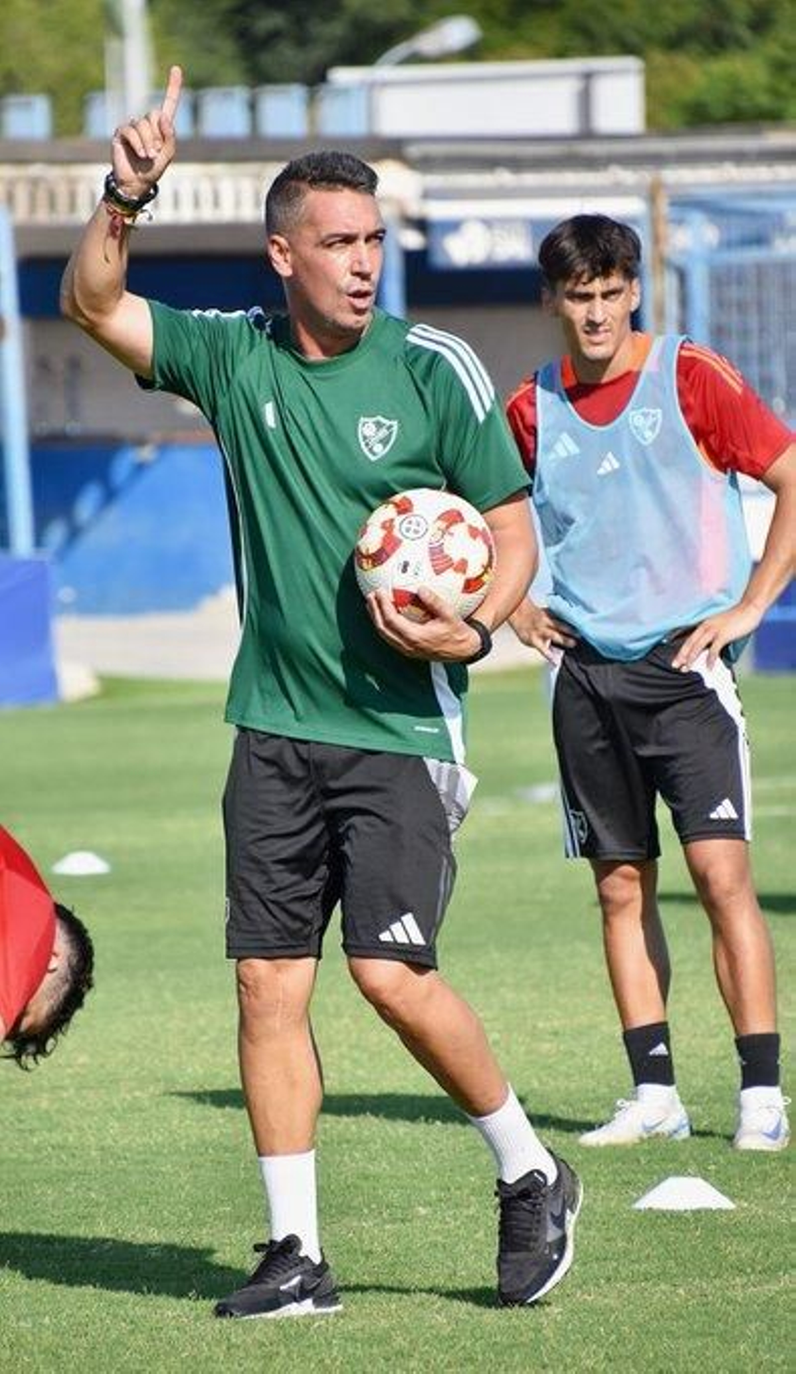 Juan Antonio Milla da órdenes en un entrenamiento del Linares Deportivo.