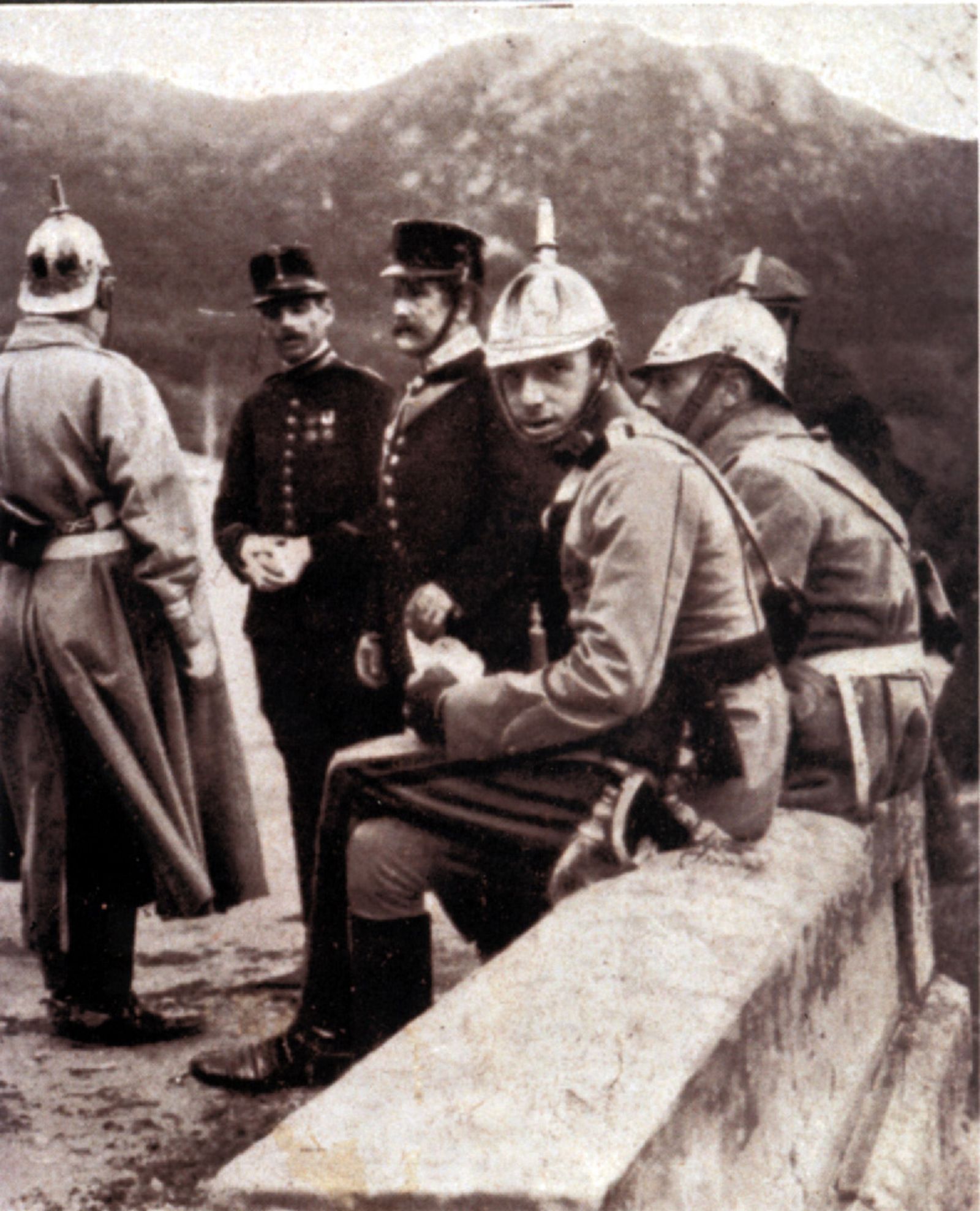 Dos guardias de la comitiva real descansan en un pretil.