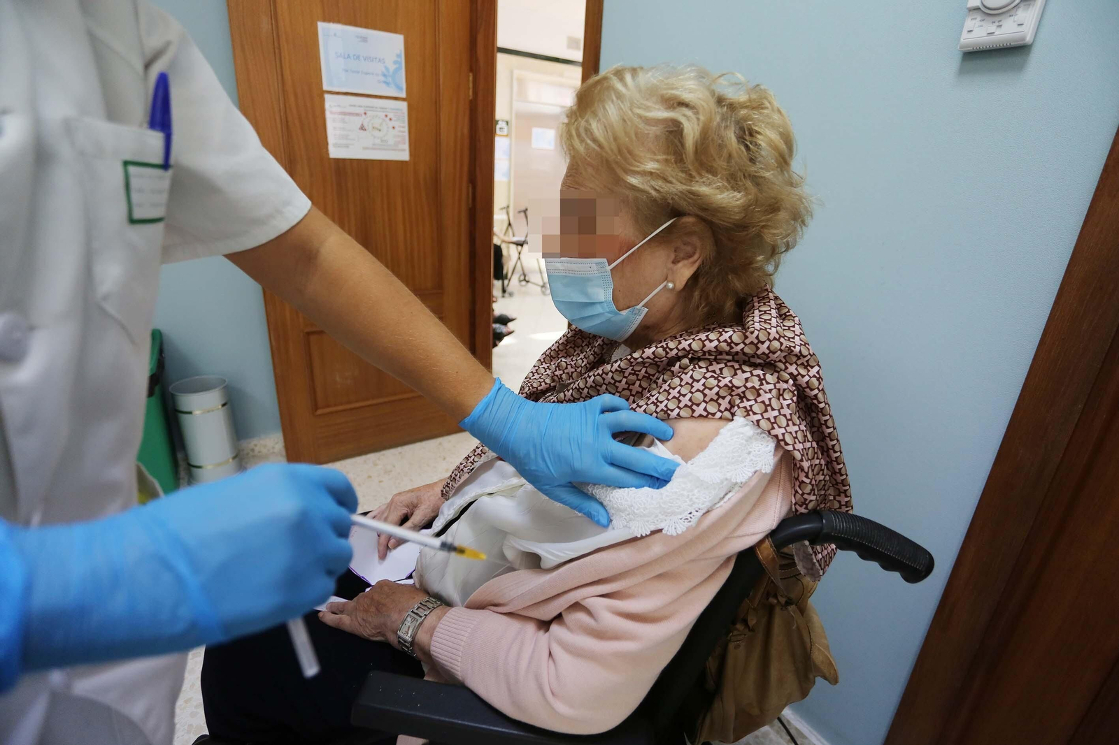 Una residente del San Juan Grande recibe la tercera dosis de la vacuna.