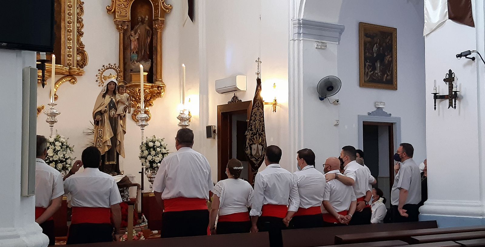 Hermanos de El Palo y Pedregalejo, ante la Virgen del Carmen.