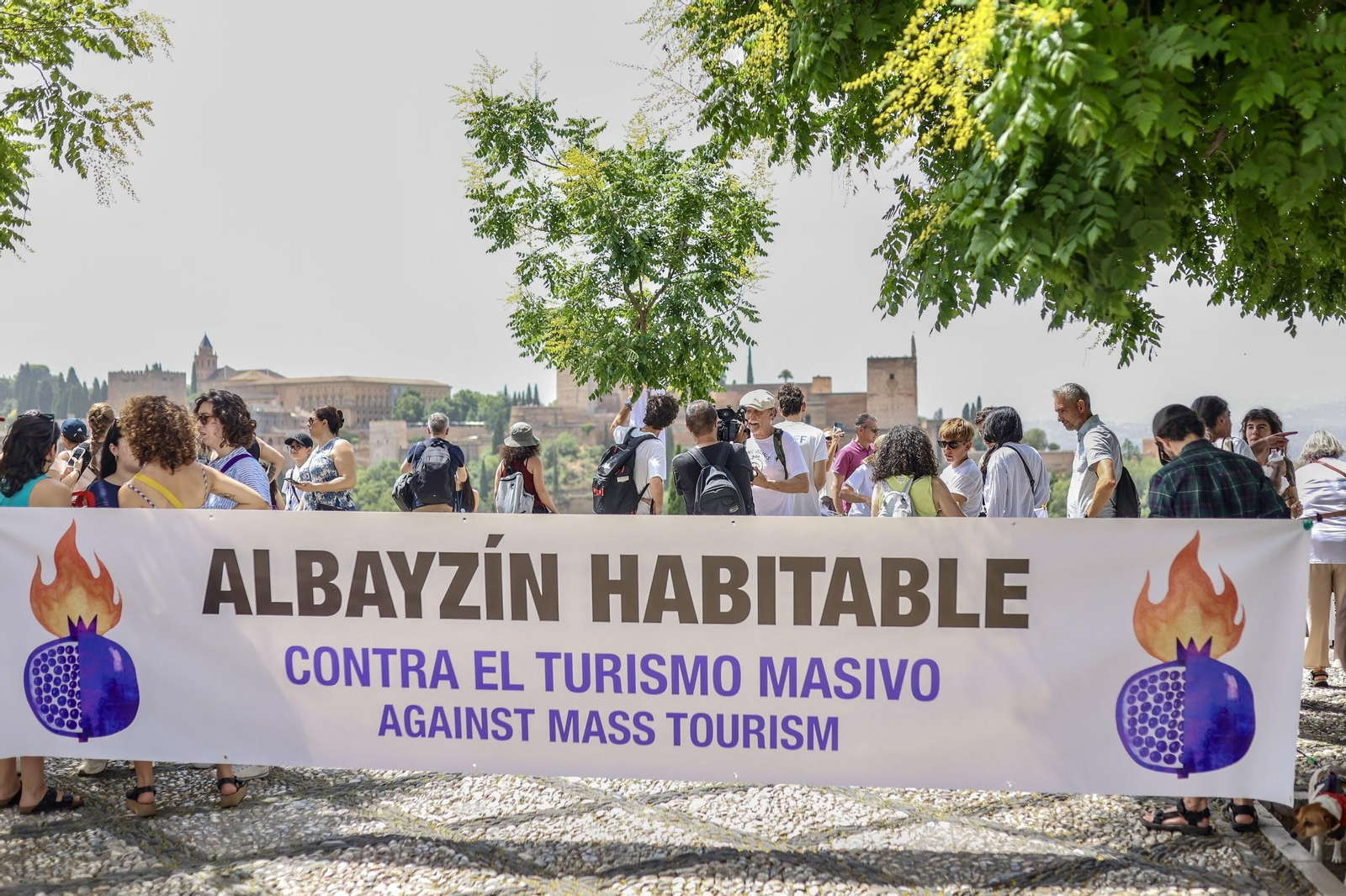 La protesta contra el turismo "que expulsa a los vecinos" del barrio granadino del Albaicín, en imágenes