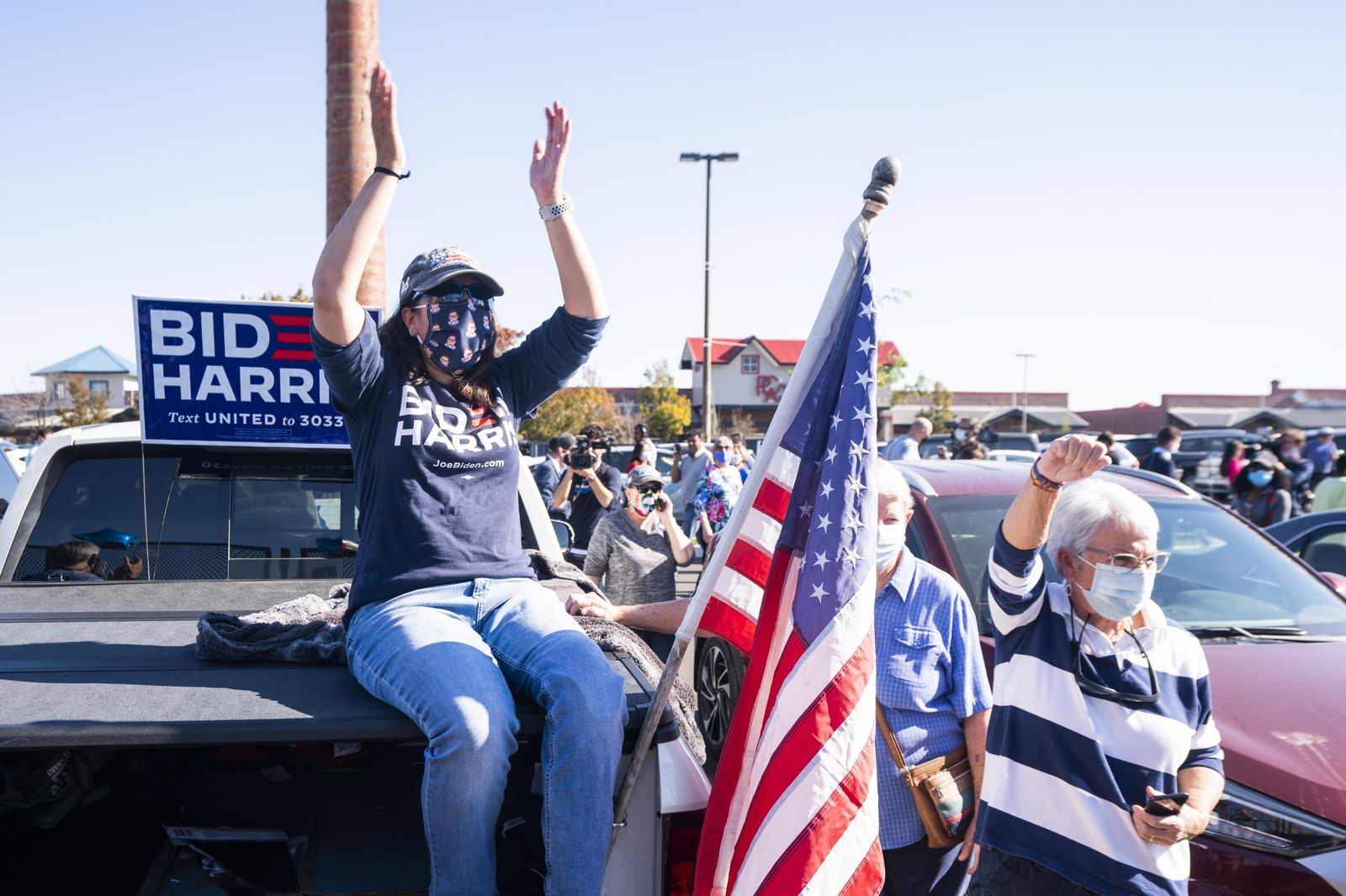 Los vecinos de Biden en Wilmington  celebran en la calle su victoria.