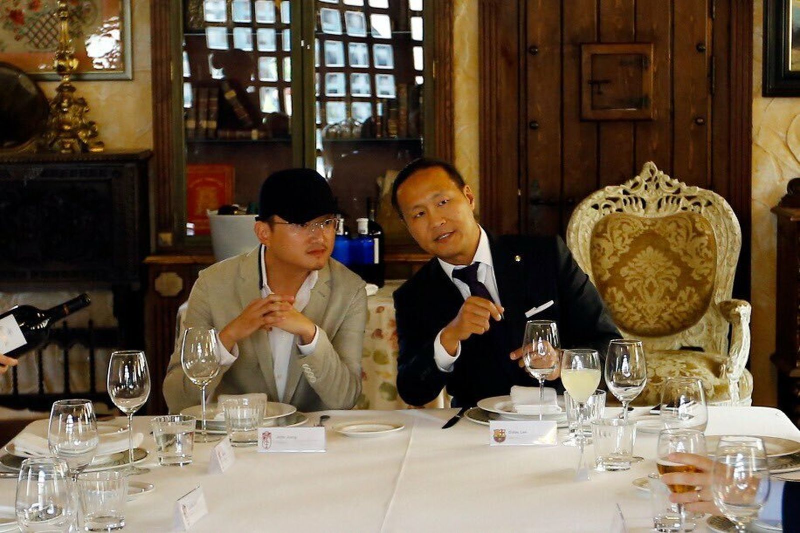 El presidente del Granada CF y su especial vestimenta.