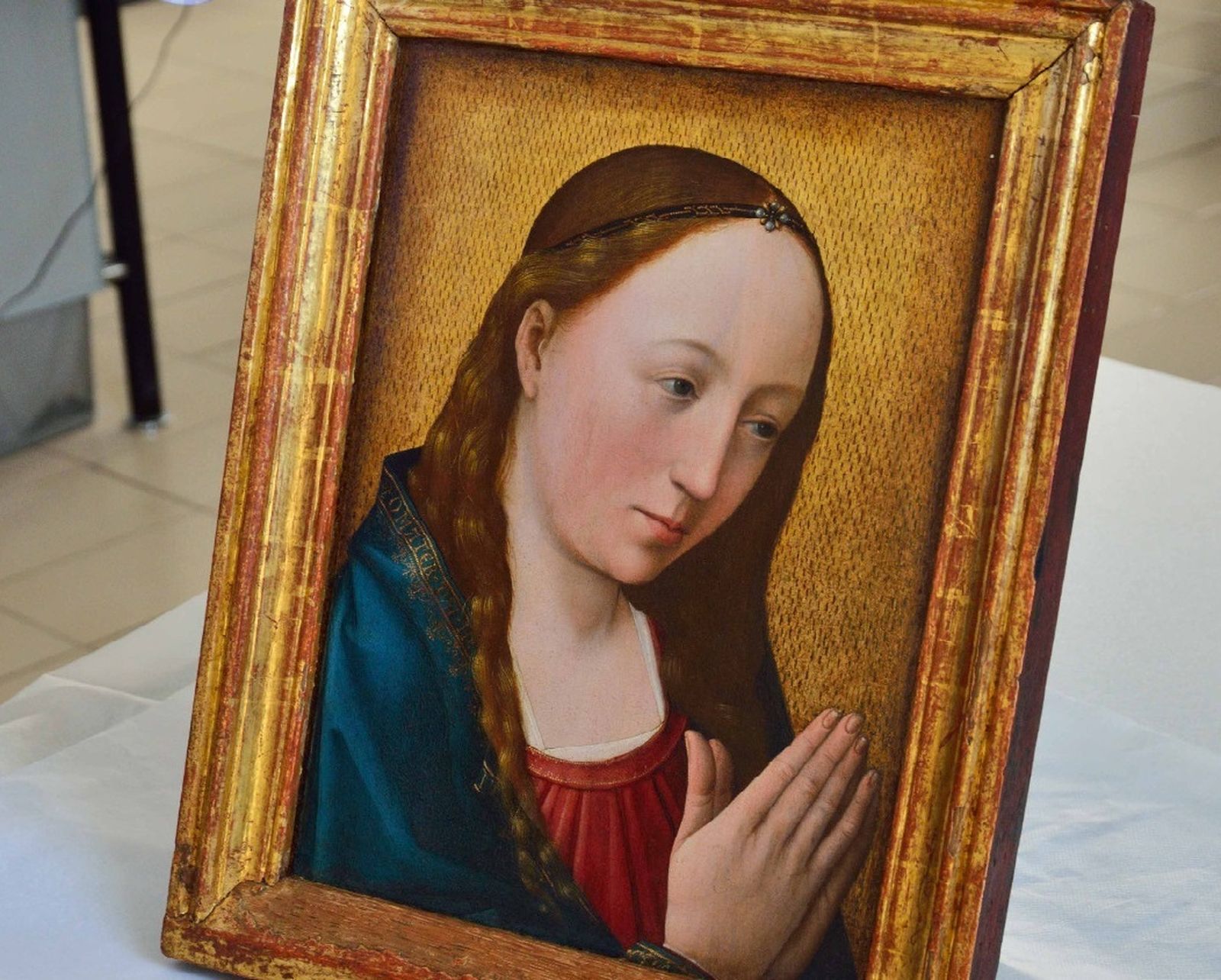 Tabla flamenca inédita del siglo XV que muestra a una Virgen orante.
