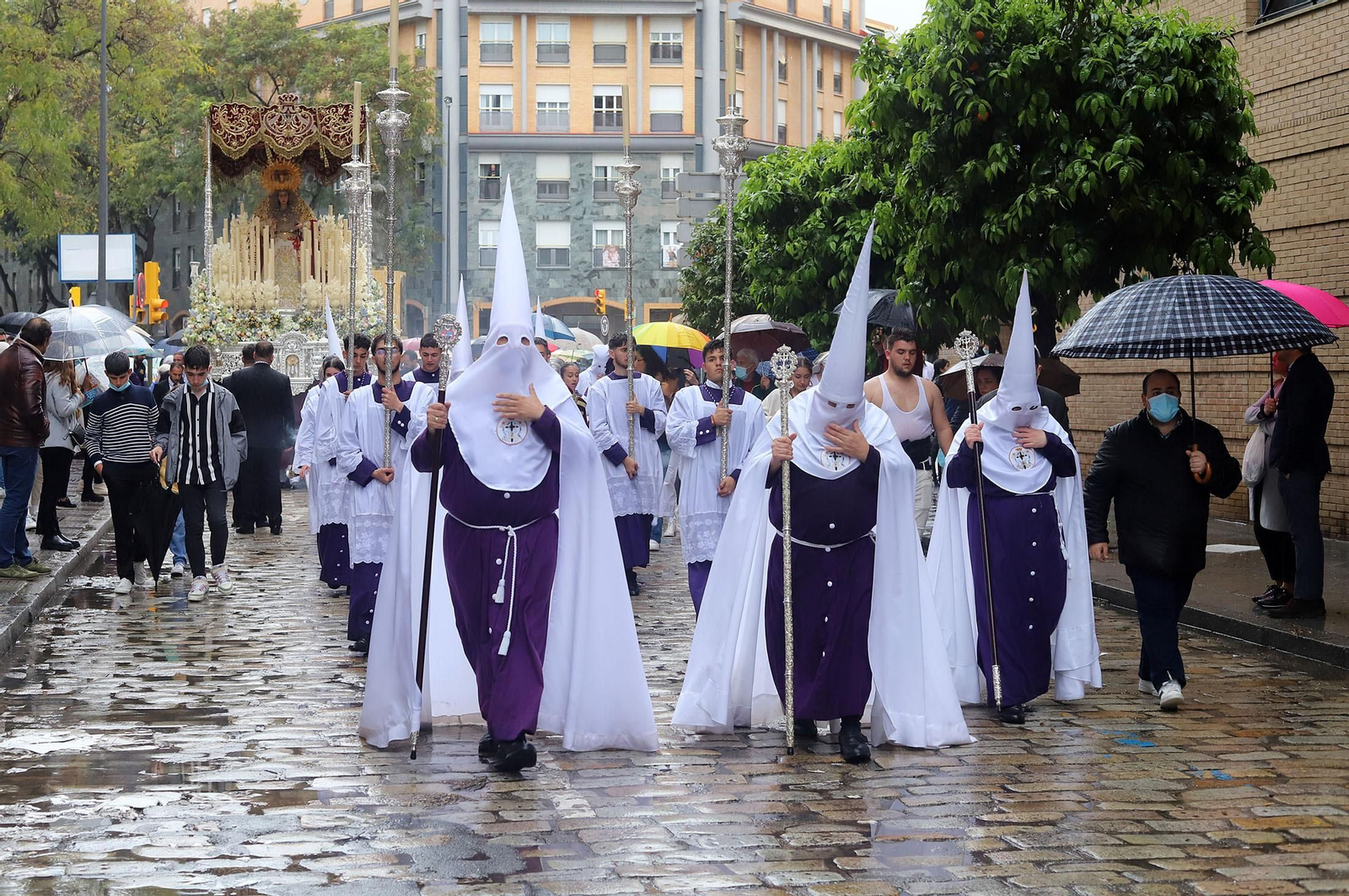 Imágenes de la procesión del Cautivo  bajo la lluvia en Huelva