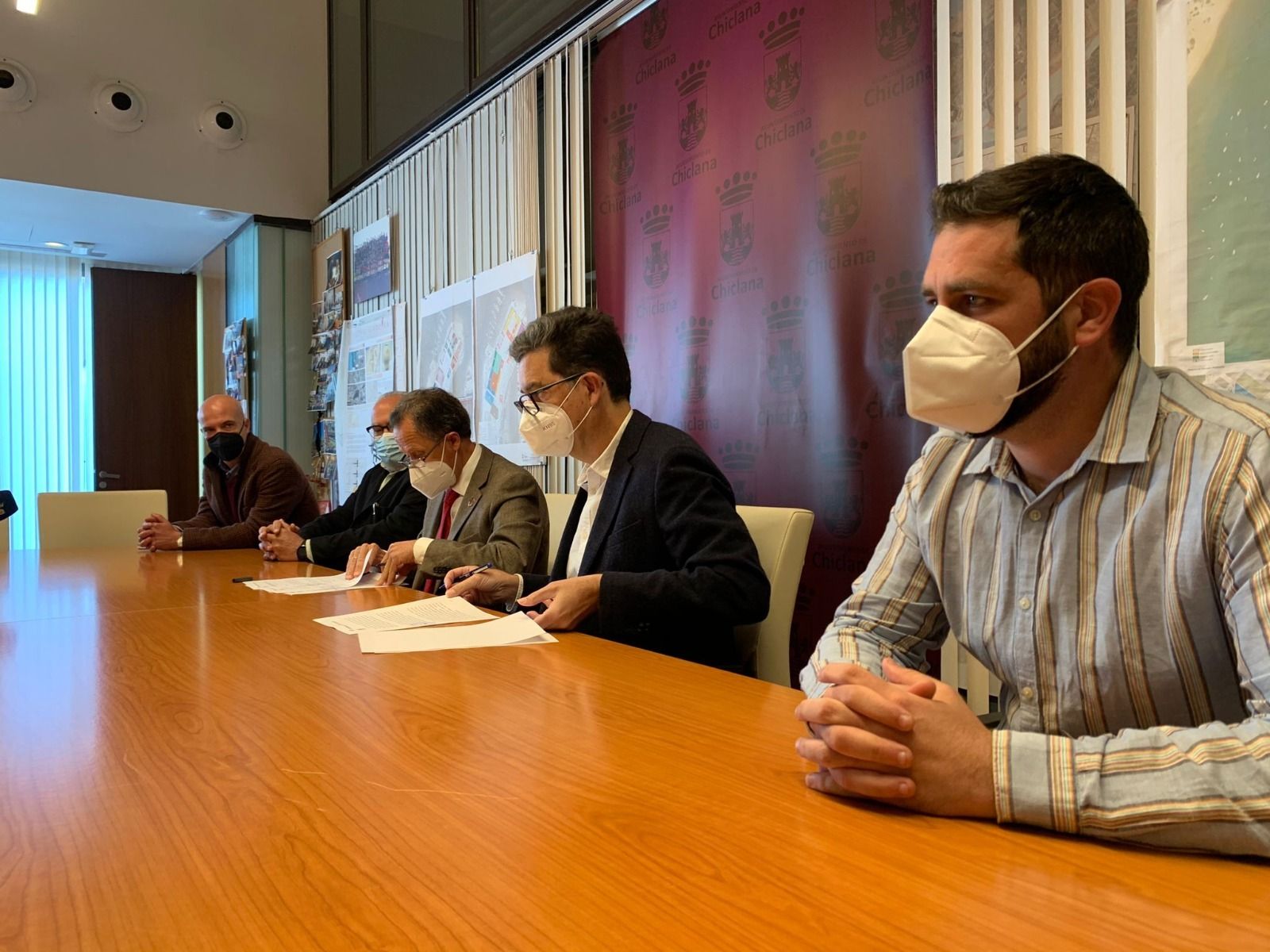 Acto de la firma del convenio entre los representantes de ambas entidades en Alcaldía.