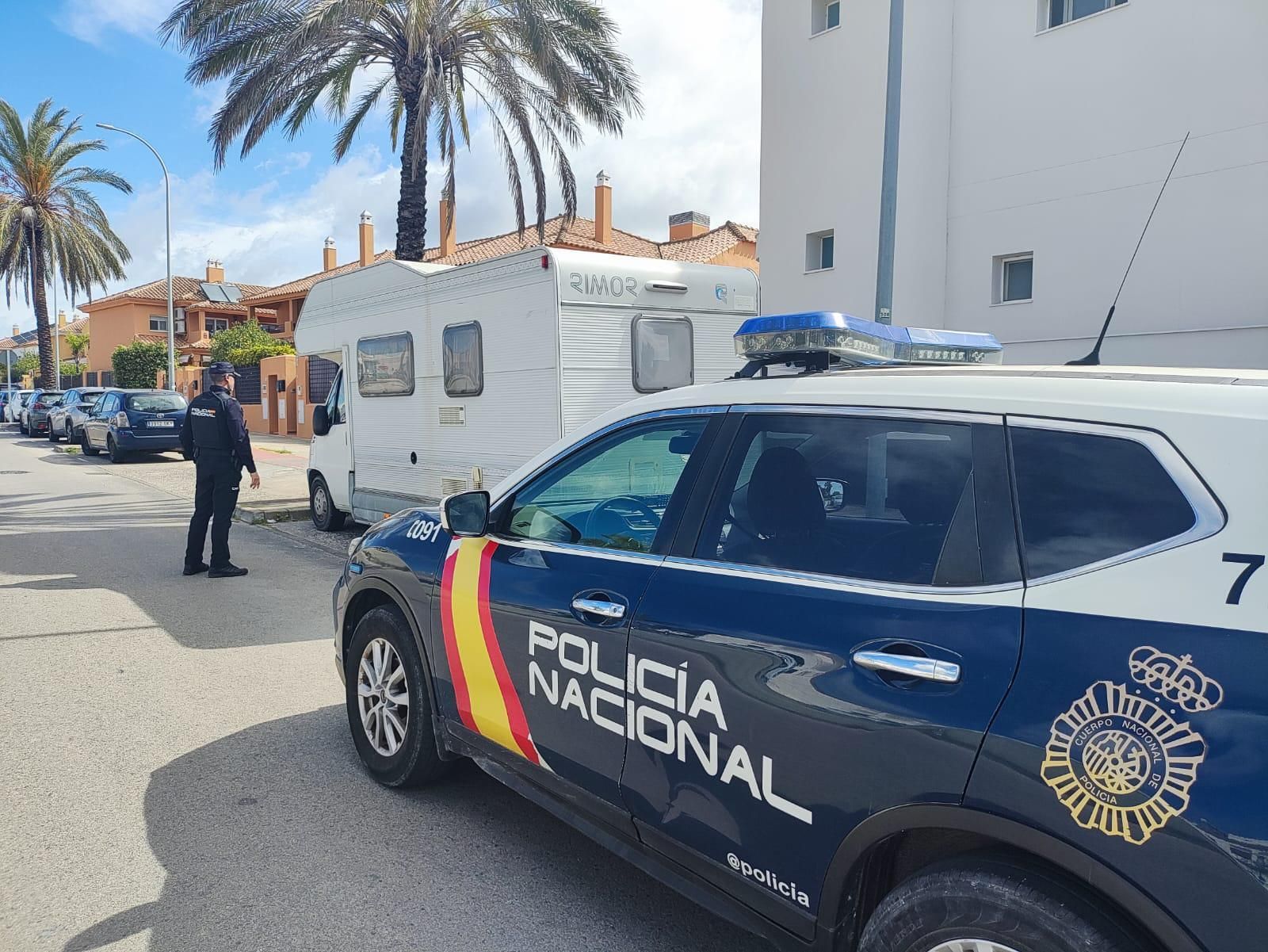Agentes de la Policía Nacional intervienen en el robo en el interior de una autocaravana en Puerto Real.