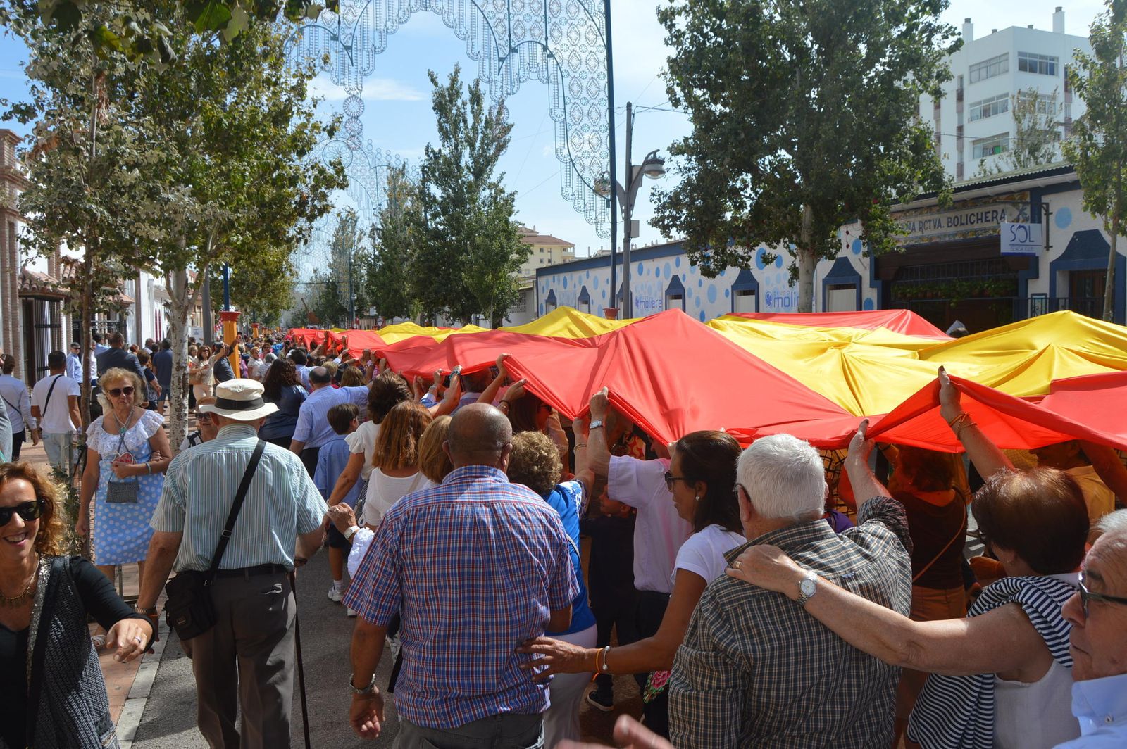 Despliegan una bandera de España de 50 metros de largo en Fuengirola