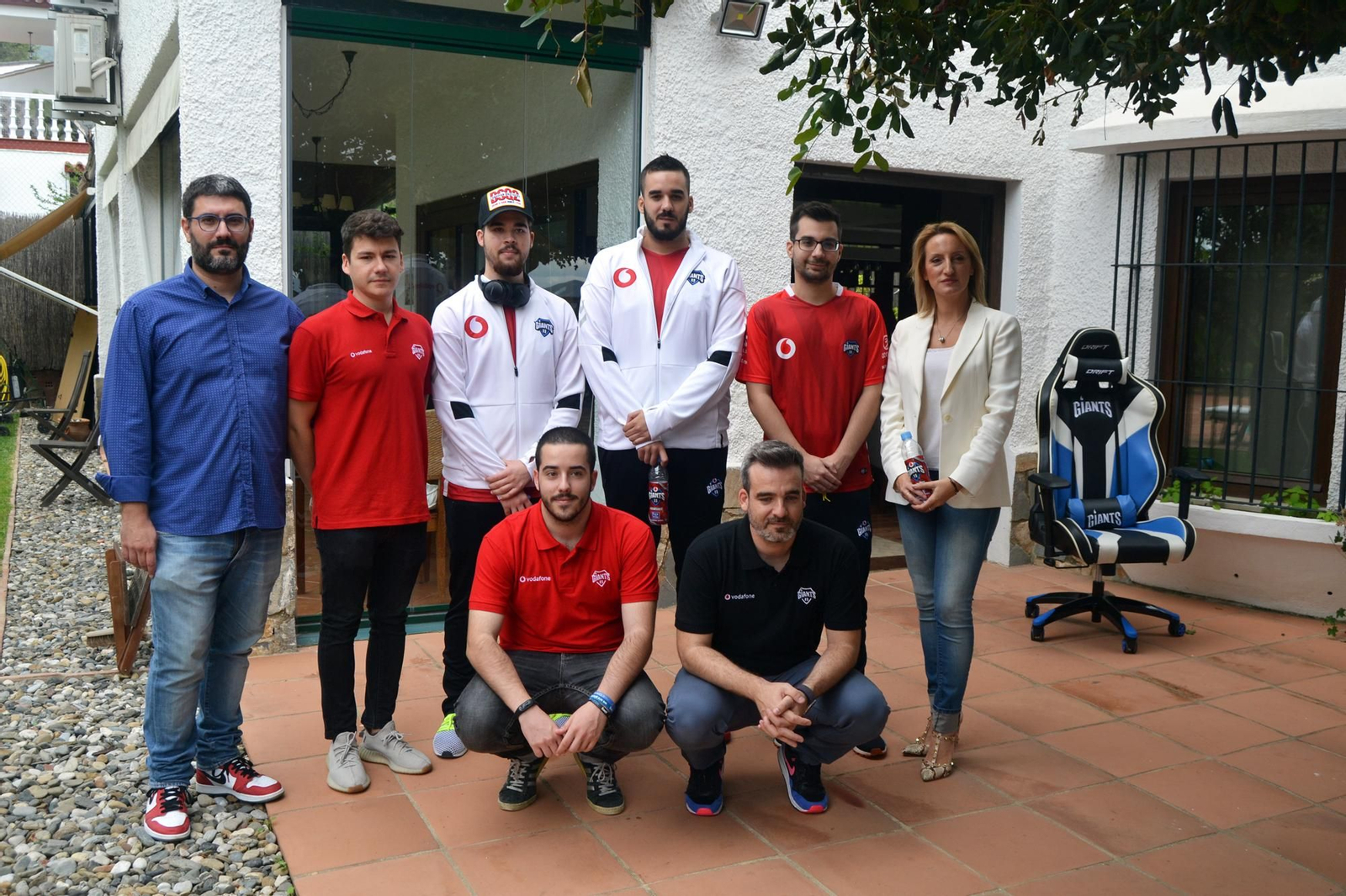 El equipo de Vodafone Giants en el jardín de su ‘Gaming House’ de Alhaurín de la Torre.