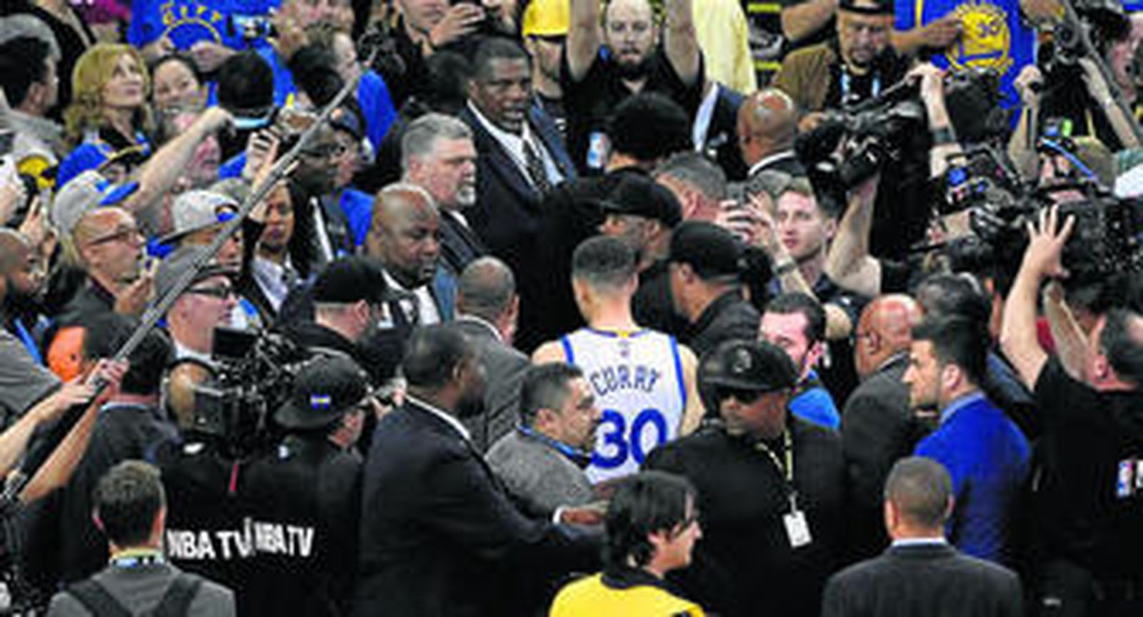 Los medios buscan a Curry tras el histórico triunfo de los Warriors ante los Grizzlies.